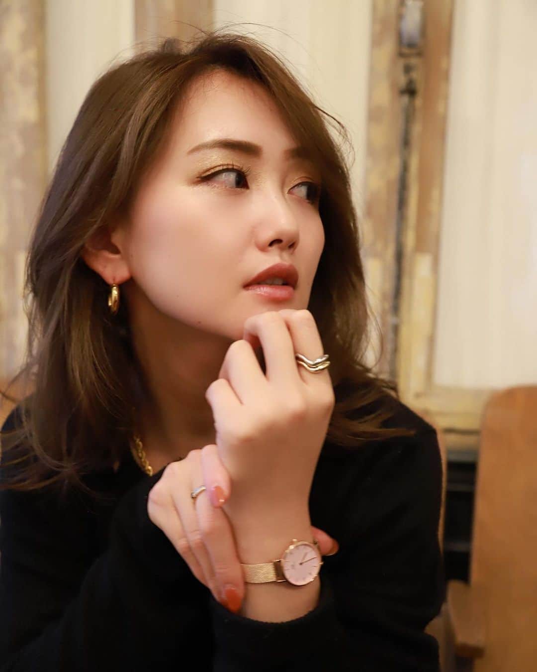 のインスタグラム：「. @danielwellington  . Danielwellington から秋冬を 上品でおしゃれに仕上げてくれる アイテム⌚️" Pink Mesh " 登場💓 . . シックなスタイルなのに華やか🌟 大人の女性らしさを一気に 引き出してくれる新作‼️‼️‼️ . 私は28mmを付けてるけど、 他にもサイズがあるよ‼️💓 . 仕事ができるかっこいい女性に 一歩近づいた気持ちになれちゃう⌚️✨ . #ダニエルウェリントン #DWピンクメッシュ #danielwellington #クラシック#タイムレス#シック #シックスタイル#可愛い #輝かしい#ローズゴールド #美しい#かっこいい女性 #手元スタイル#⌚️#イケメン」