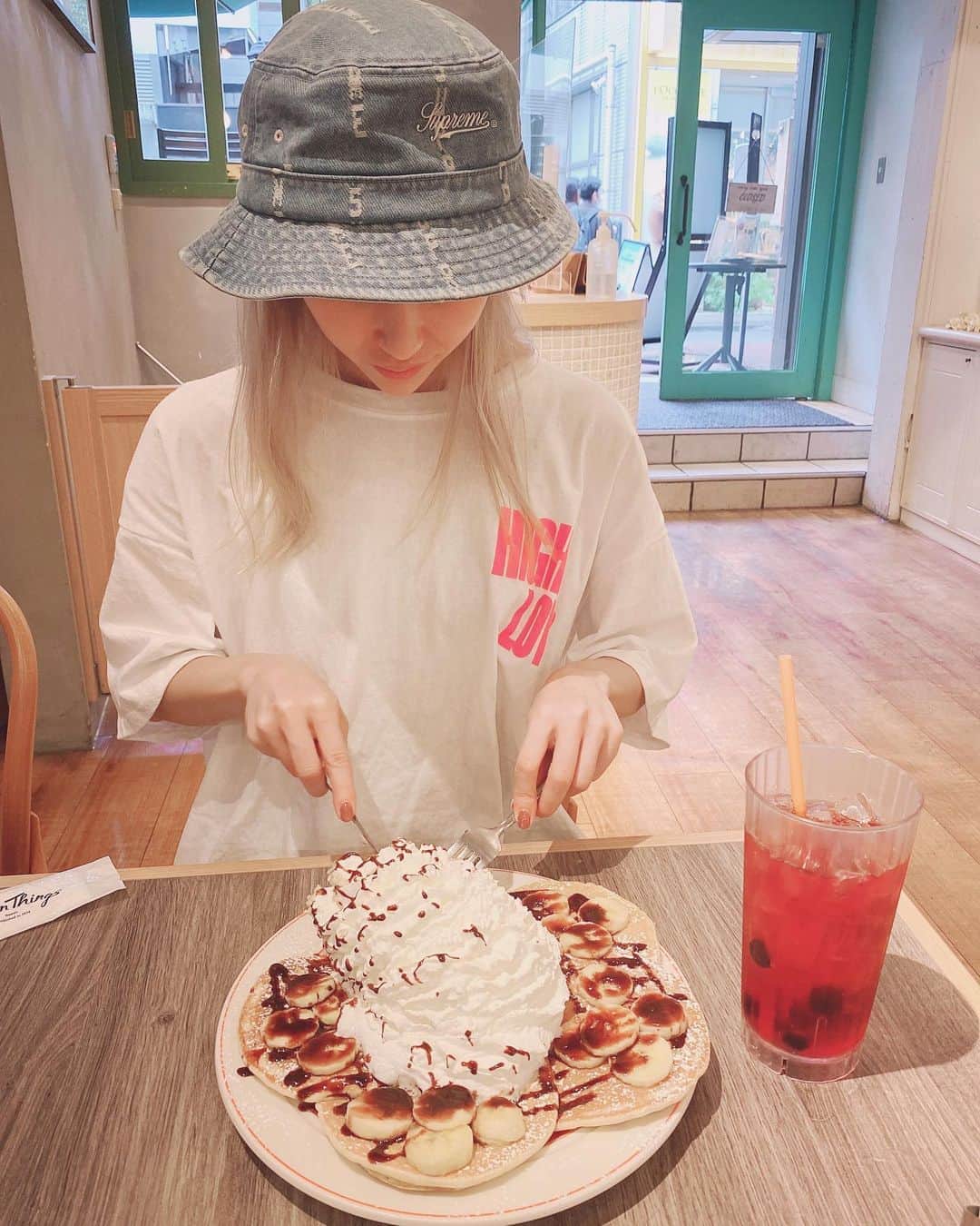 のインスタグラム：「. もぐもぐもぐ🥞 たまに甘いものめちゃくちゃ食べたくなるよね🥞🥞 でもこの後にスパム食べたけどね🐖 . #パンケーキ　#🥞　#エッグスンシングス　#eggsnthings #ootd #supreme #1you」