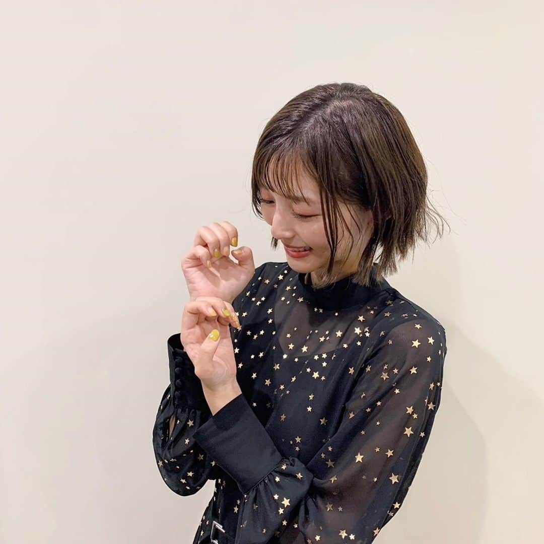 のインスタグラム：「﻿ ﻿ ﻿ ﻿ ネイルしました〜﻿ ﻿ ﻿ @angelica_michelle.ebisu さんいつもありがとうございます﻿ ﻿ 今回はイエローネイル🌼﻿ マスタードの方が近いかな？﻿ ﻿ 秋っぽい仕上がりになりました！﻿ ﻿ ﻿ ﻿ ﻿ #秋ネイル#イエローネイル#ネイルサロン#ネイル#ニュアンスネイル #ニュアンスネイルデザイン」