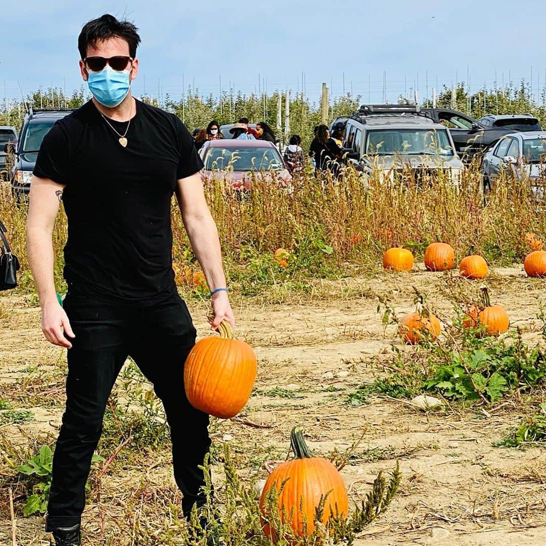 コリン・ドネルさんのインスタグラム写真 - (コリン・ドネルInstagram)「Beautiful fall day doin some apple pickin’ and pumpkin patchin’ w/ @pattimurin, our tiny lil pumpkin (Cecily) and friends at @fishkillfarms. Cecily was super impressed with my perfect pumpkin choice*  *she was not*」10月12日 22時58分 - colindonnell