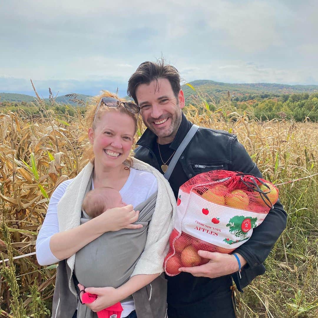 コリン・ドネルのインスタグラム：「Beautiful fall day doin some apple pickin’ and pumpkin patchin’ w/ @pattimurin, our tiny lil pumpkin (Cecily) and friends at @fishkillfarms. Cecily was super impressed with my perfect pumpkin choice*  *she was not*」