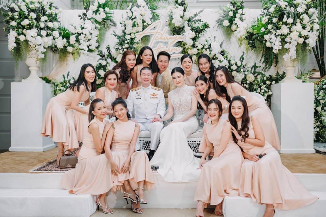 GYEON SEOのインスタグラム：「_* A happy bridesmaid makes a happy bride 👰🏻🤍 . . #achiifirsttoforever」