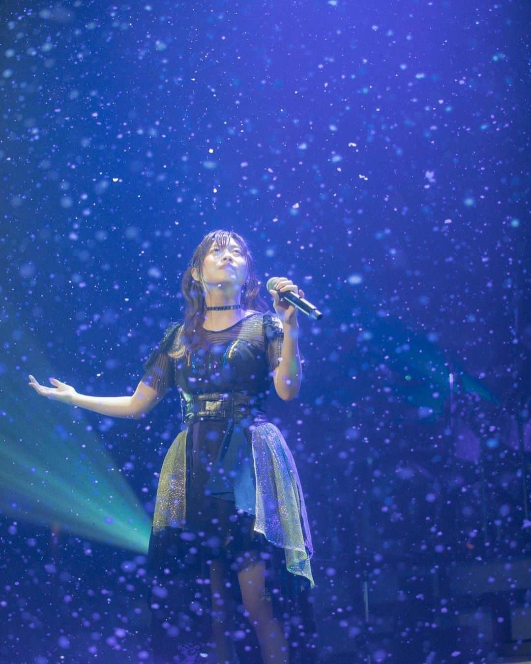 鈴木このみのインスタグラム：「☃️❄️☃️❄️☃️❄️  #鈴木このみライブ #舞いおりてきた雪☃️ #舞い雪☃️ #大雪😂」