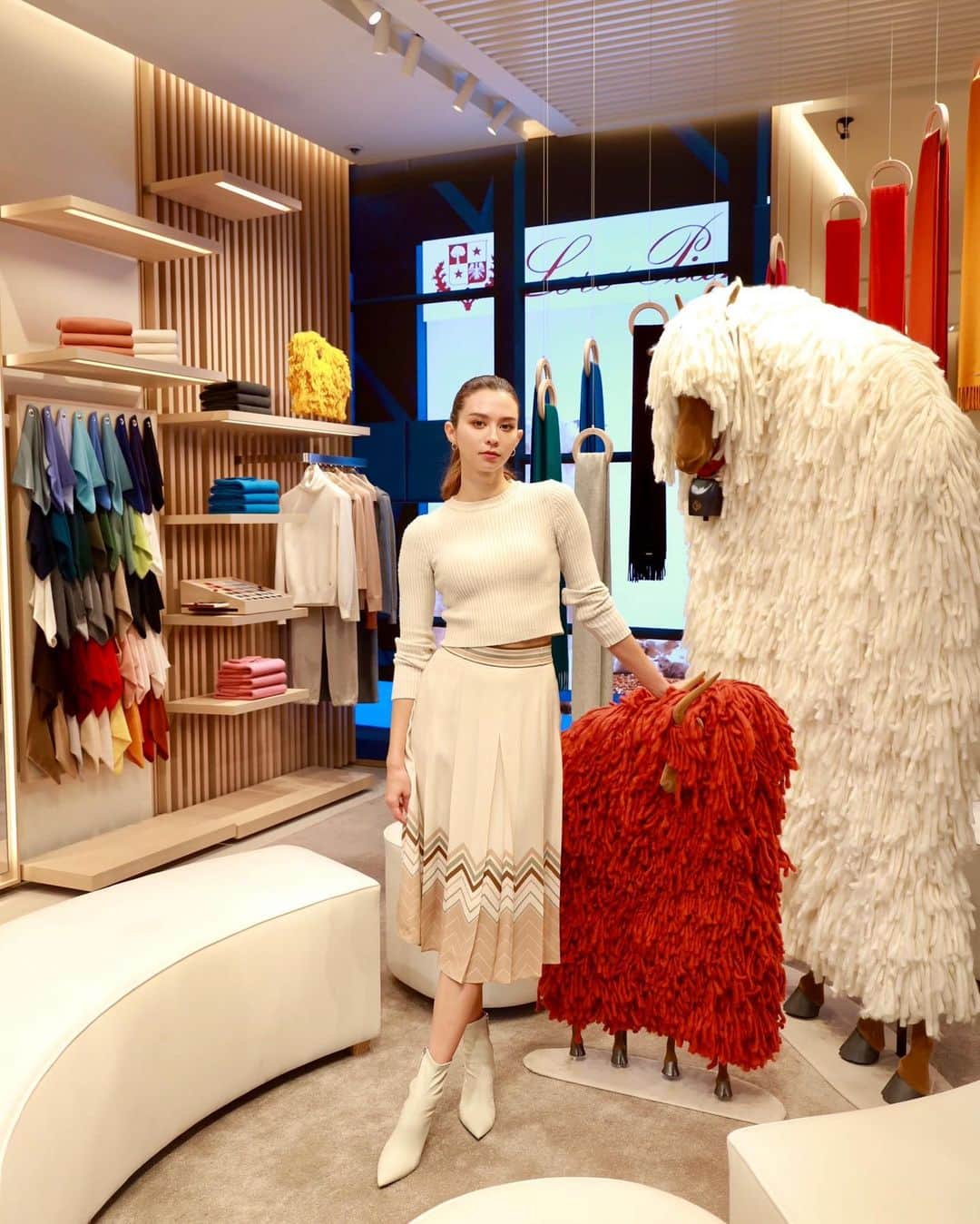 ALEXAさんのインスタグラム写真 - (ALEXAInstagram)「It was my pleasure to be invited for the private preview of Loro Pianas Ginza shop today. I learned about the unique lotus fiber that they use and traditional wool brushing technique on their Mongolian goats ❤︎ The quality and softness of their cashmere is outstanding~  #LoroPianaGinza #Tokyo #Weirdcore #RyuichiSakamoto #anodysseyoftouch」10月12日 23時10分 - alexa_luczak