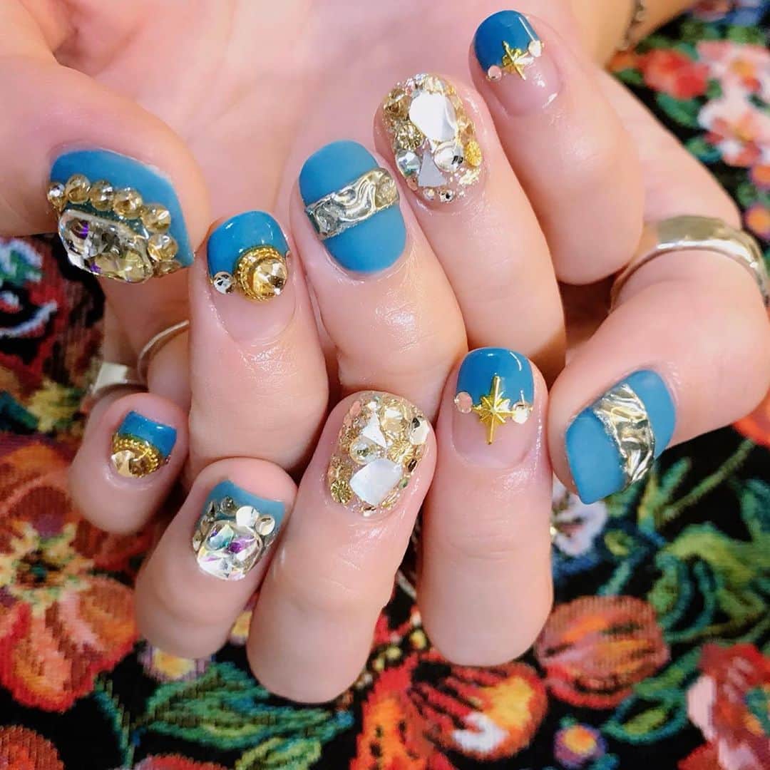 なかやまちえこのインスタグラム：「きらきらアンティークネイル✨⠀ ⠀ PREGEL ex 846＋839 mix.⠀ #nail #nails #nailart #ネイル #美甲 #ネイルアート  #japanesenailart #manucure #japanesenails #manicurist #gelnails #أظافر #네일아트 #미용 #vẽmóng #アンティークネイル #antiquenails #ジュエリーネイル #jewelrynails @negamon⠀ 施術は @at_charme にて。」