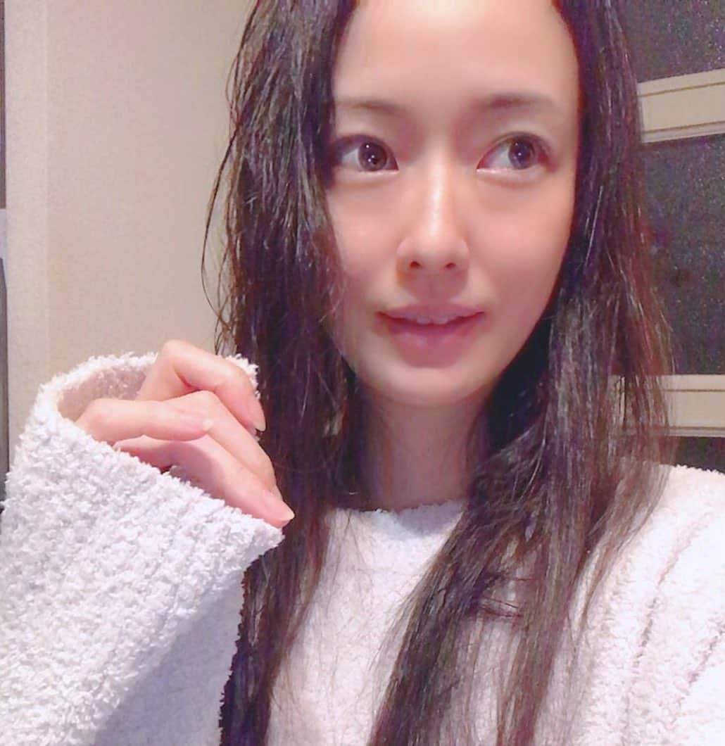 吉山りささんのインスタグラム写真 - (吉山りさInstagram)「夢でね〜❣🌌🌠  #goodnight #夢でね #ぎゅーっnight  #ナイトウェア #ピケ #ぬくぬく   #吉山りさ #モデル #フリーモデル #japanese #温泉モデル #バスタオルモデル #温泉ソムリエ #フリーランスモデル #model #japaneseculture  #single #me」10月12日 23時05分 - oreorerisa