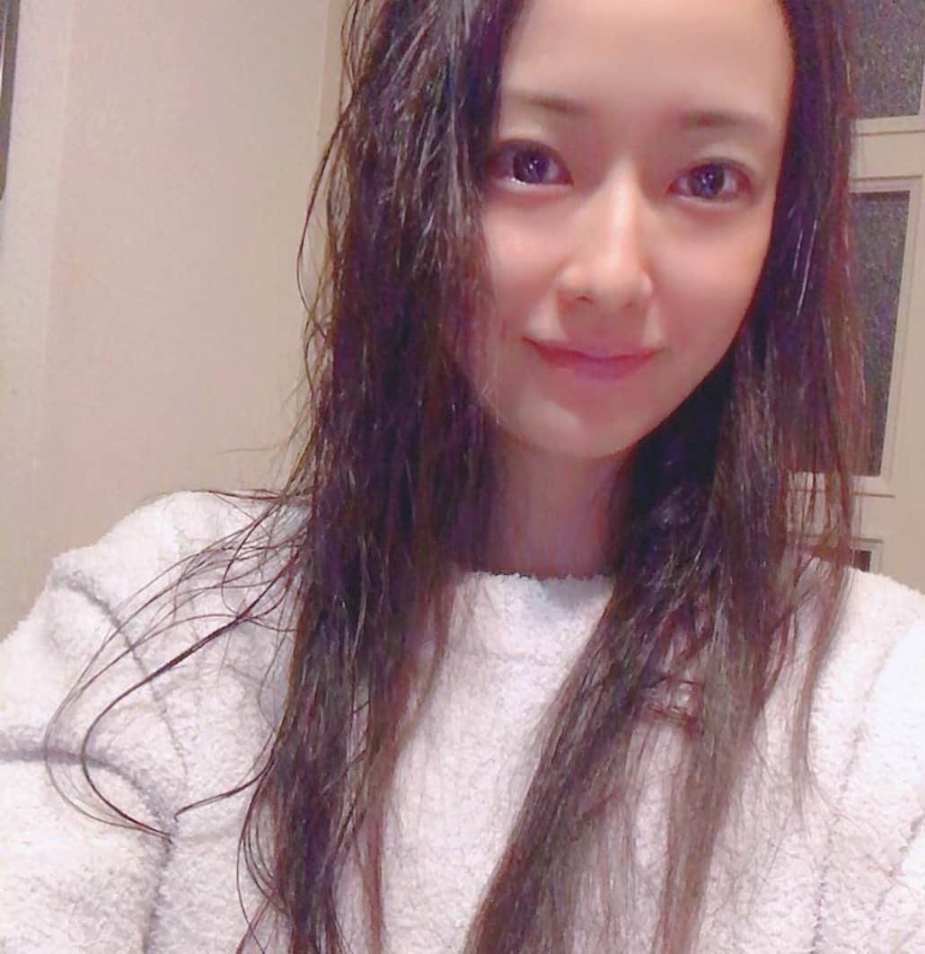 のインスタグラム：「夢でね〜❣🌌🌠  #goodnight #夢でね #ぎゅーっnight  #ナイトウェア #ピケ #ぬくぬく   #吉山りさ #モデル #フリーモデル #japanese #温泉モデル #バスタオルモデル #温泉ソムリエ #フリーランスモデル #model #japaneseculture  #single #me」