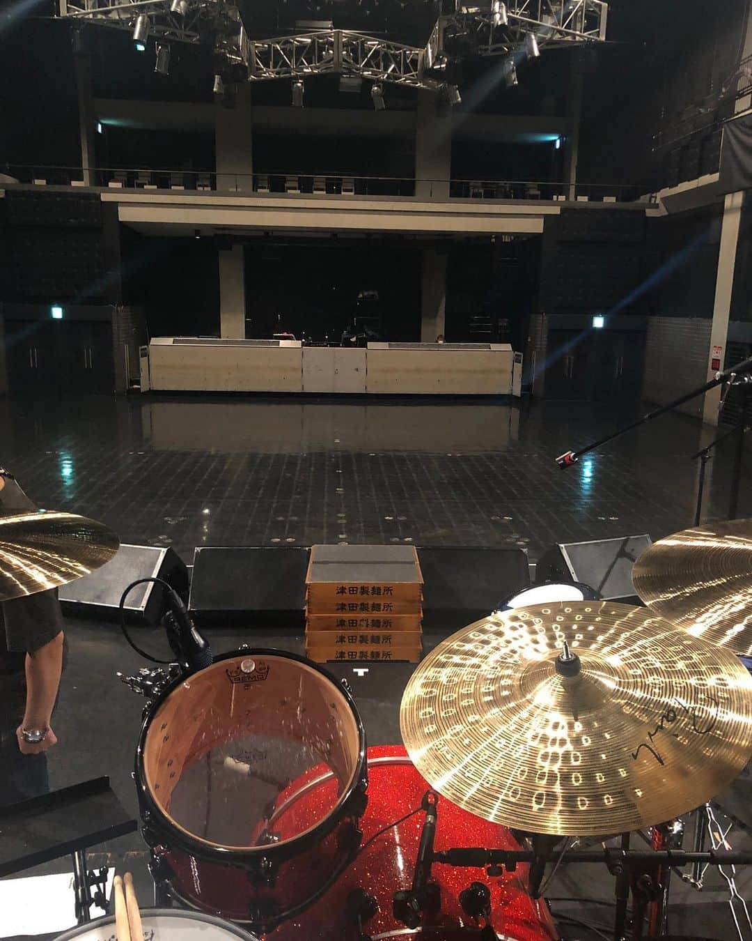 マキシマム ザ ホルモンのインスタグラム：「本日スタッフも一緒にライブハウスで爆音リハしてきたで！ いやー…爆音まじ気持ちいい🎉🎉🎉 早く腹ペコ諸君と一緒にワイワイやりたい！ フロアが寂しすぎる😭 それにしても休憩2回で約7時間54曲は流石におばちゃんヘトヘト… ホルモン、思ったより曲あったわw byナヲ 隠し撮りにつき津田氏は製麺所と背中のみでメンゴ！笑」