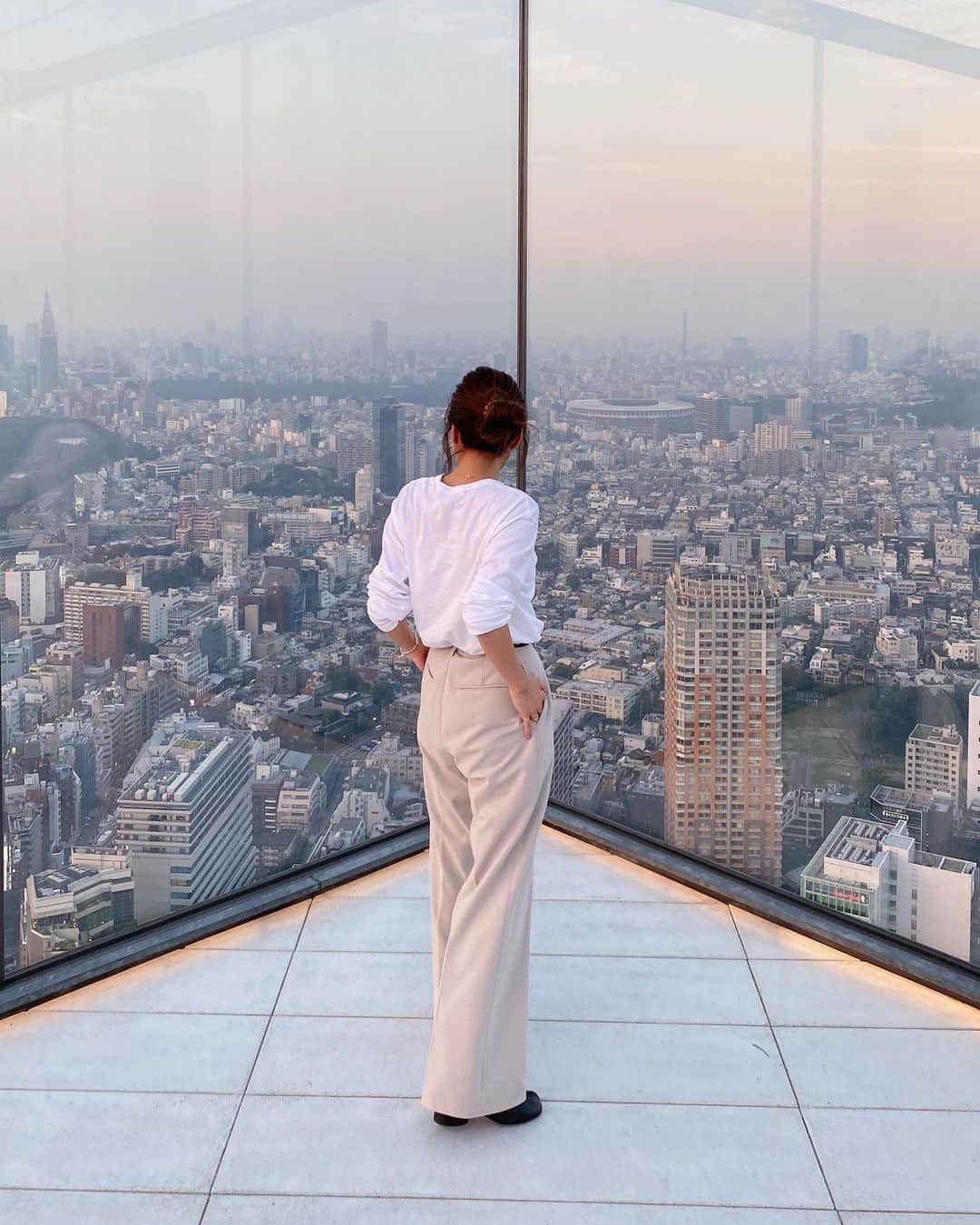 生駒幸恵のインスタグラム：「行きたいと言って まなみんついてきてくれたけどめちゃくちゃ高所恐怖症の私だった😂😅  4枚目と5枚目おびえてる写真😅 東京って都会だなぁ🏙  聞かれてないが私服💁🏻‍♀️ shirt @commedesgarcons  bottom @rim.ark  shoes @maisonmargiela   📸 @manashika   #shibuyasky #shibuyascramblesquare #tokyo #SHIBUYA」