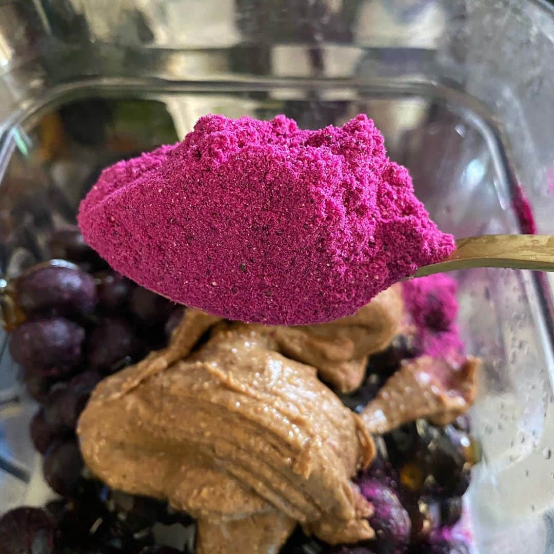 ケリスのインスタグラム：「Rise and shine fam ! You guys ready for today's GOLD MINE box ! Turn your notifications . Soups and stews and stir fry this week . We cover different regions of the world with flavors from the Caribbean to Far East Asia ! Get ready !!!!!  Smoothie , coconut milk , wild blueberries, sour sop , almond butter , dragon fruit , maca, moringa, guarana, farm honey. Happy Monday ! @ninjakitchen  I use this blender religiously, I have 4 of them .」