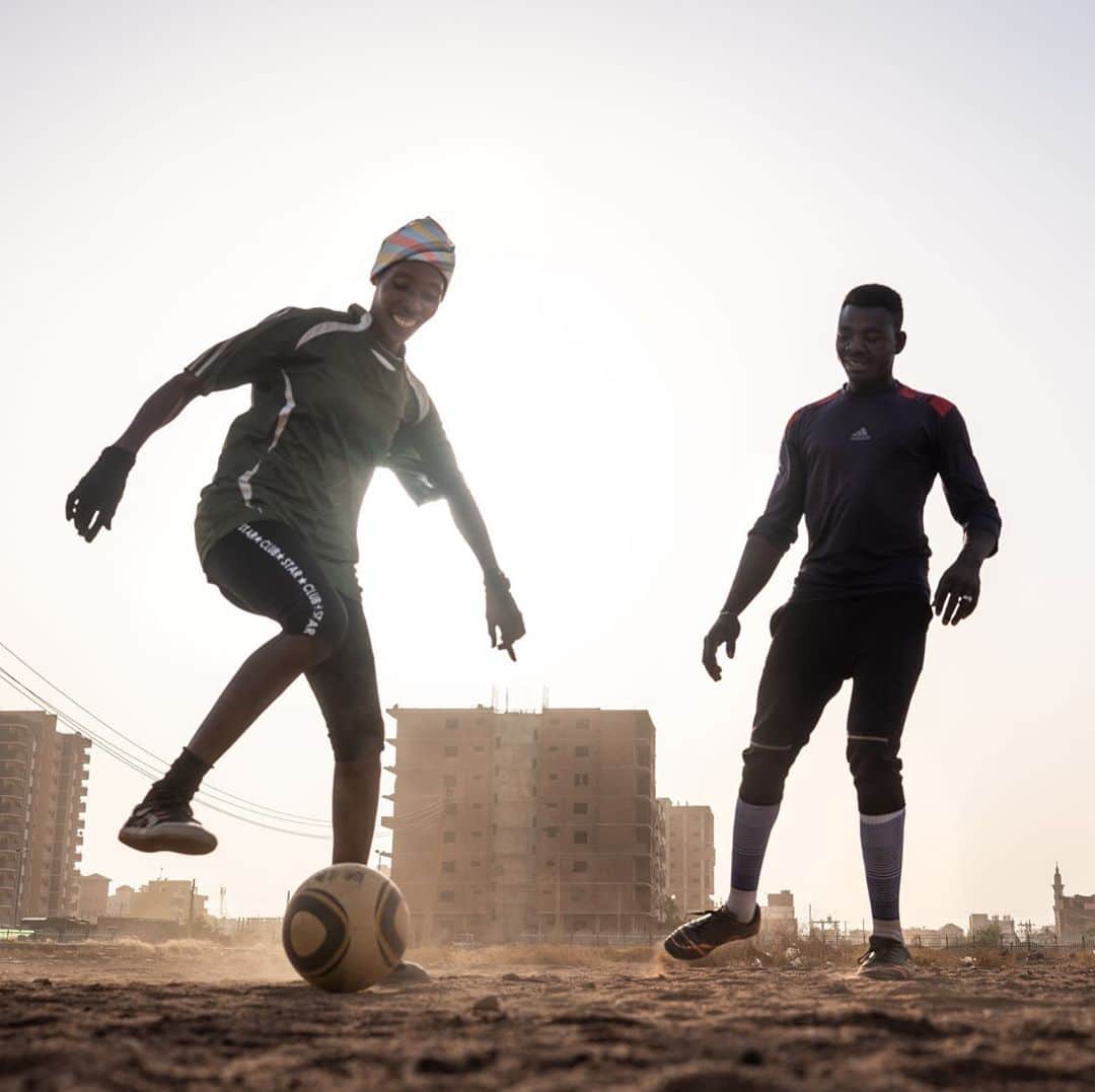 National Geographic Creativeさんのインスタグラム写真 - (National Geographic CreativeInstagram)「Photo by @nicholesobecki / Players from Sudan’s first ever women’s club football league during a co-ed training on a dirt field on the outskirts of Khartoum, Sudan. The move to allow the league reflects the new transitional government’s aspirations for the country and allows female players to push for wider acceptance. Sudan was once a football pioneer, joining FIFA in 1948 and co-founding the Confederation of African Football with Egypt, Ethiopia and South Africa at a meeting in Khartoum in 1957. But women's football faced an uphill battle after the country adopted the Islamic sharia law in 1983. Bashir's 30 years of iron-fisted rule ended after he was ousted following months of protests, triggering hopes that more liberal, pro-women policies would emerge. #sudan #history #identity」10月12日 23時07分 - natgeointhefield