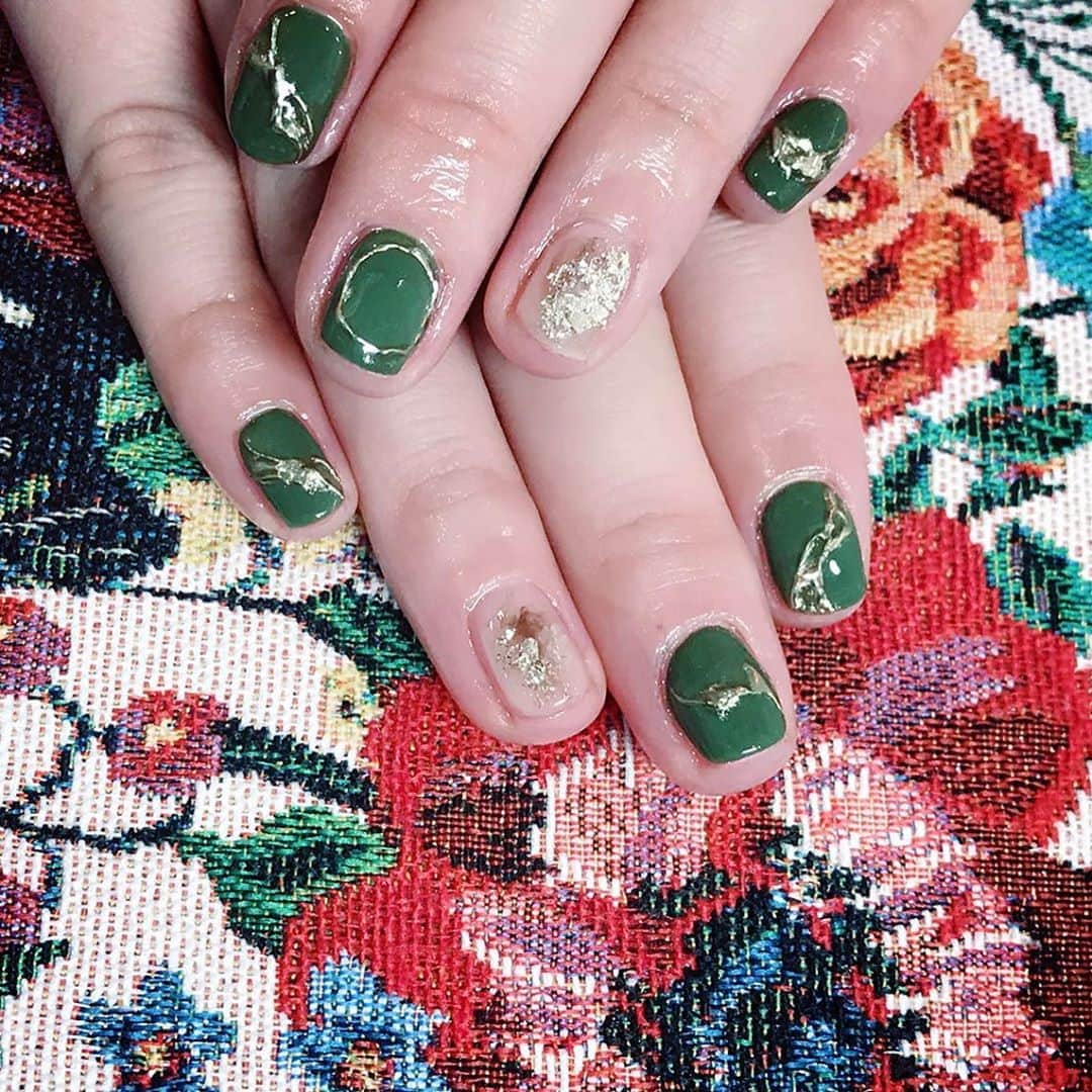 なかやまちえこのインスタグラム：「khaki🍂⠀ ⠀ #nail #nails #nailart #ネイル #美甲 #ネイルアート  #japanesenailart #manucure #japanesenails #manicurist #gelnails #أظافر #네일아트 #미용 #vẽmóng #アンティークネイル #antiquenails #中島早貴 ちゃん @saki__nakajima__uf」