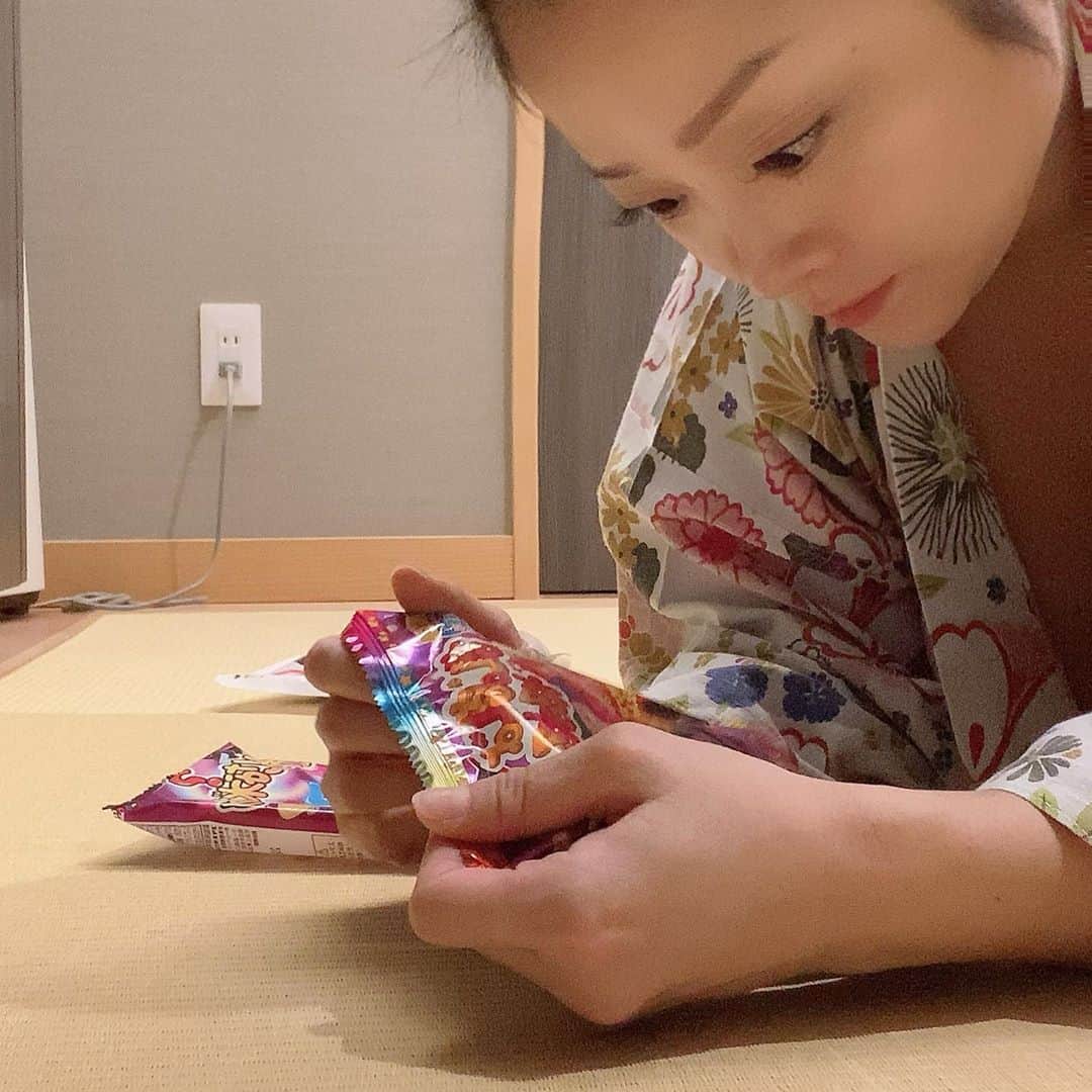 小向美奈子さんのインスタグラム写真 - (小向美奈子Instagram)「ご飯前は、ねるねるねーるね！作っちゃダメなんだって‼️」10月12日 23時08分 - x375x_komukai.m