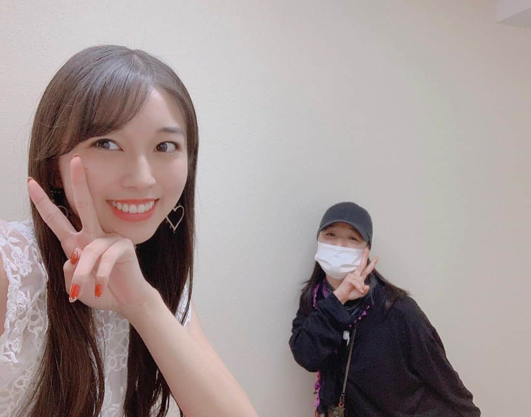 のインスタグラム：「♡ ♡ 💕みつばちまき先生🐝💕※今日の 今日も、まき先生に助けてもらった🐰まりあ 🎀 ✨Hello! Project 2020 Autumn 〜The Ballad〜 Extra Number✨ 2020.10.12🐰日本武道館 とってもありがとうございました💖 ♡ ♡  #みつばちまき 先生🐝 #振付屋かぶきもん さん #HelloProject #モーニング娘20 #morningmusume20 #牧野真莉愛」