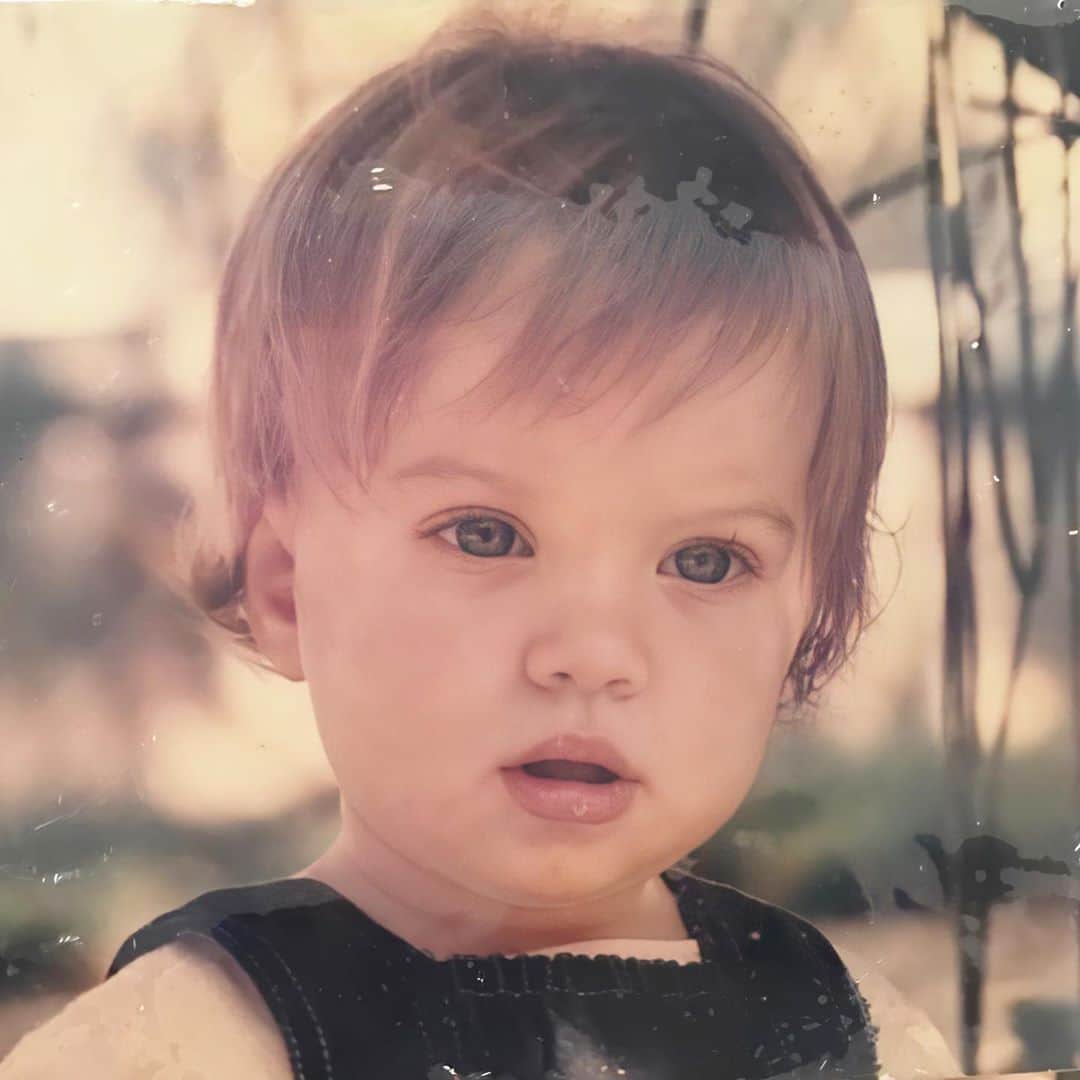 ナタリア・ディルのインスタグラム：「Quando fui criança e agora esperando uma criança!  #diadascrianças」