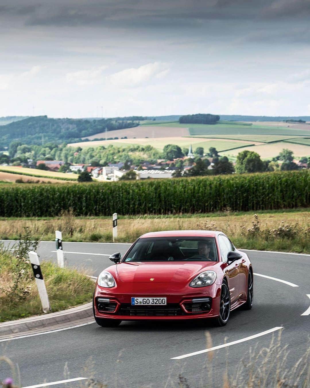 Porscheさんのインスタグラム写真 - (PorscheInstagram)「Some follow the road. Others lead the way. Head to the link in bio to discover the new Panamera model range. #DriveDefinesUs _ Panamera GTS: Fuel consumption combined: 10,9 - 10,7 l/100 km; CO2 emissions combined: 249 - 244 g/km |http://porsche.click/DAT-Leitfaden  Status: 10/2020」10月12日 23時13分 - porsche