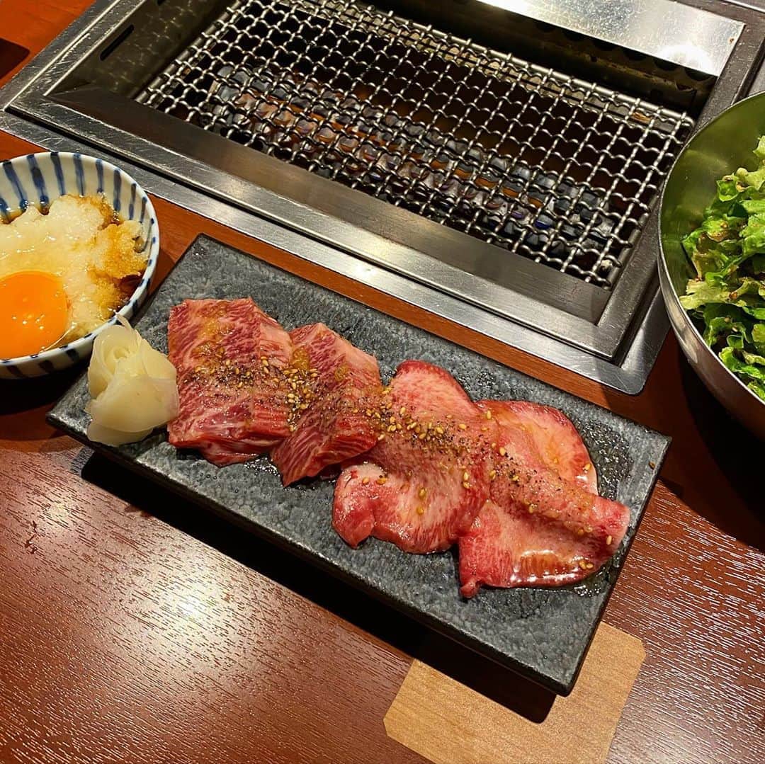 のインスタグラム：「はじめての一人焼肉。 と言っても、我が家みたいなこのお店だとなんだかいつもの焼肉と変わらない。 ホントにここのお肉はフレッシュで美味いなぁ…」
