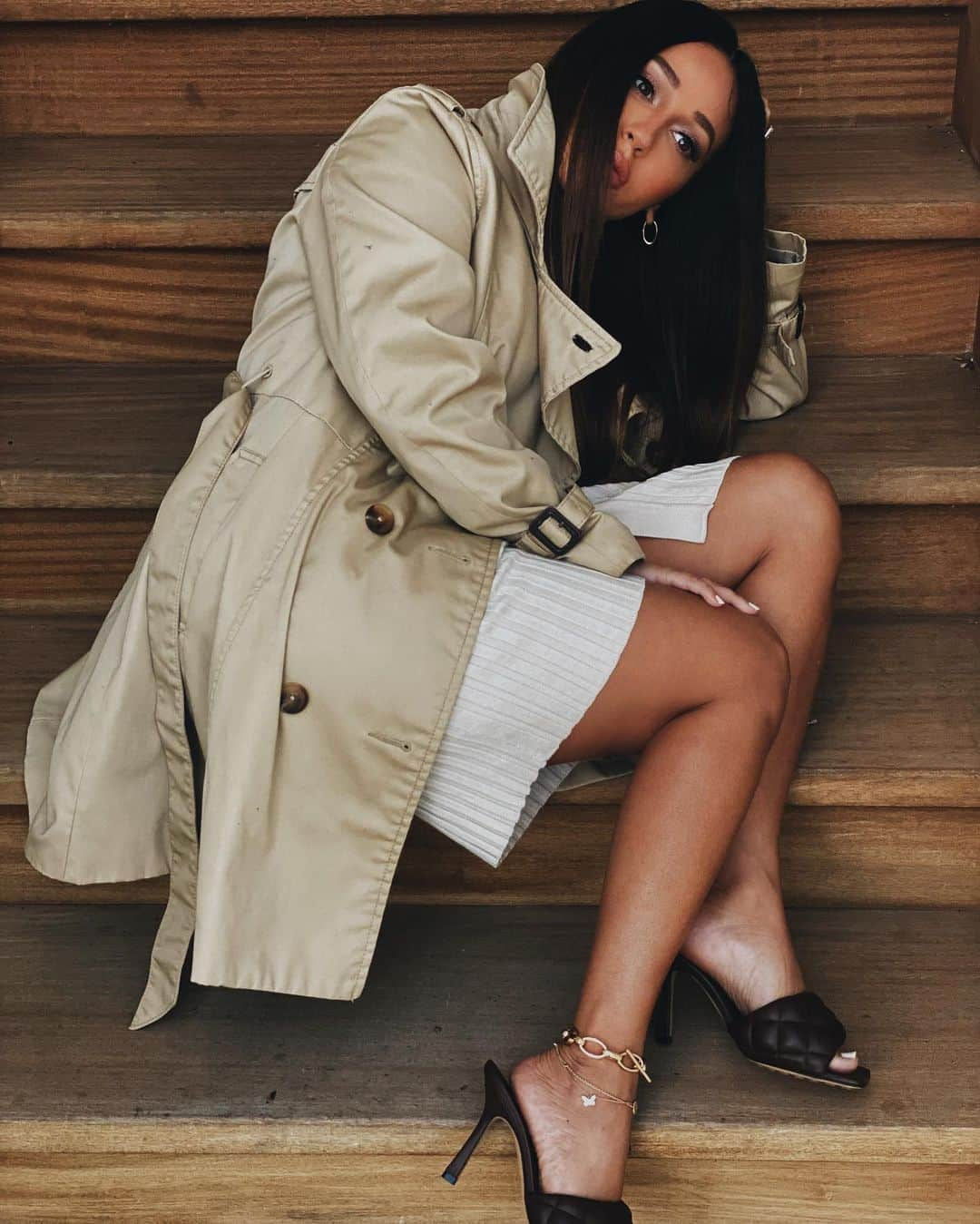 エイドリアン・バイロンさんのインスタグラム写真 - (エイドリアン・バイロンInstagram)「For rainy days in New York 🌧  Steal your moms trench coat. Thank you @nyricanmama. (It’s from @hm from a few years ago.) Besos Xx」10月12日 23時14分 - adriennebailon