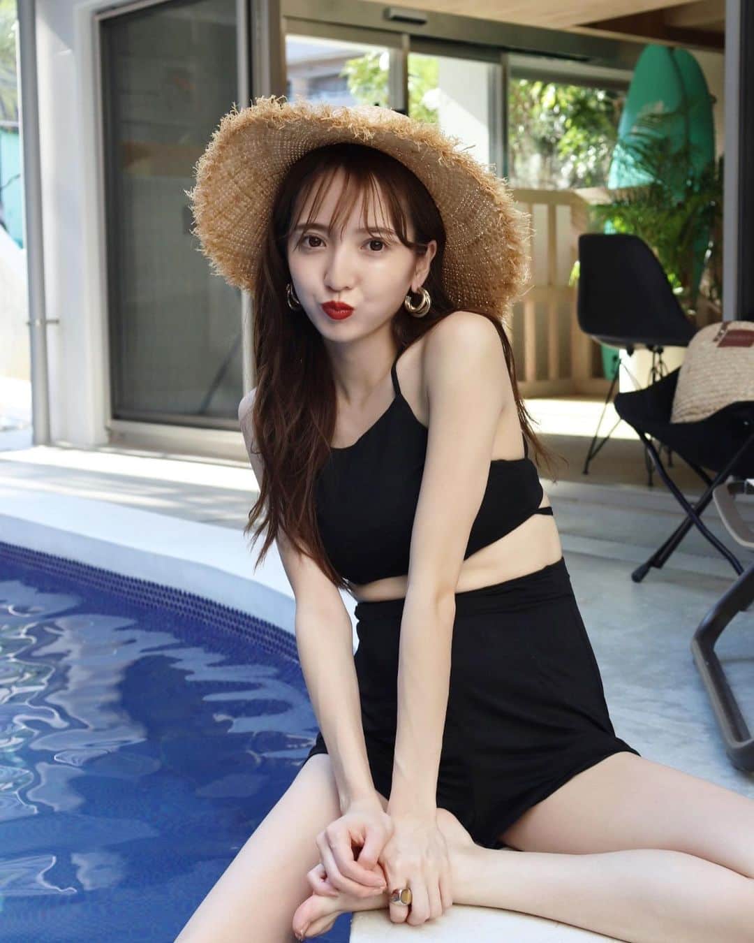平木愛美のインスタグラム：「お腹や腰回りのフォルムが大きい…👼笑 ボトムも裾の長さがあり、露出が少なく妊婦も着やすい水着！  載せれてなかったシリーズ🤰 夏が多くて季節感ちがいますがしつれいしますっ。 #マタニティコーデ #妊娠7ヶ月 の時。 swimwear / emmi pierce / zara   ところで、YouTubeにて結婚妊娠についてのゆるく、でもリアルなトークを撮ろうと思っております👱🏼‍♀️💞 皆さんとお話してる気分で話せたらなぁと、、、このポストのコメント欄＆後程ストーリーのほうで、 質問やリクエストなどコメントぜひぜひくださいっ🧸🌼🧡」