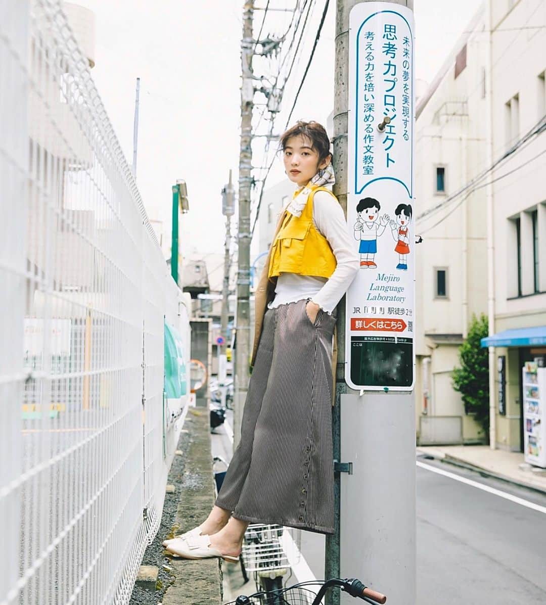 のインスタグラム：「最近涼しくて寒くて丁度いい〜 ﻿ こんな季節には沢山作品撮りがしたいです🎨📚🍂  フォトグラファーさん📷 スタイリストさん👗 メイクさん💄 作品撮りメンバー募集中です✨✨」