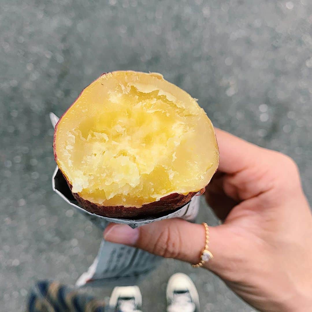 井上志帆子さんのインスタグラム写真 - (井上志帆子Instagram)「親戚がやってる焼き芋研究所🍠笑 人相悪い面白い優しいオジちゃん達がいるよ😀 わたしが好きなねっとり系芋は11月後半かららしい🍠 #焼き芋#🍠#芋#pr#案件#わたしに報酬ないよ😀#焼き芋好きと繋がりたい」10月12日 23時20分 - shiriko0316