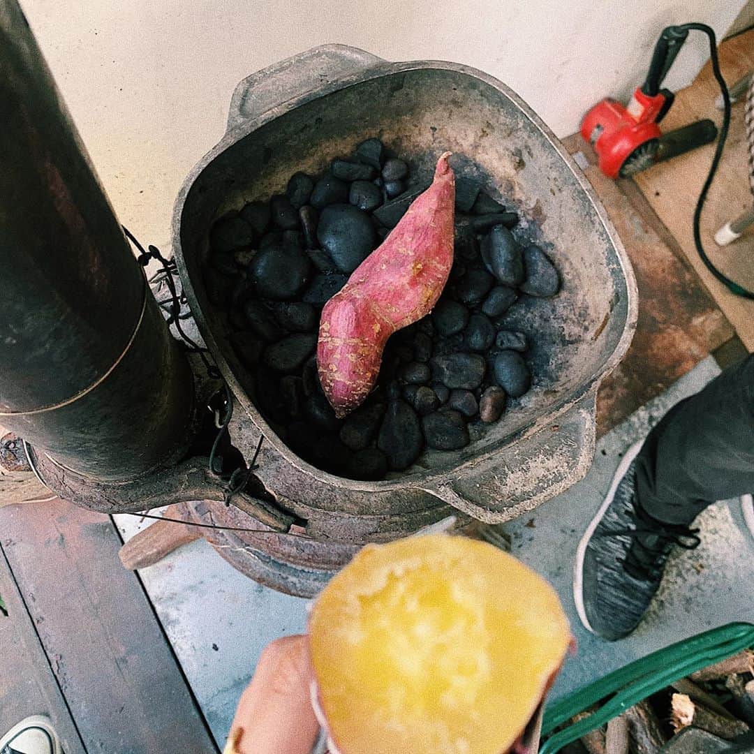 井上志帆子さんのインスタグラム写真 - (井上志帆子Instagram)「親戚がやってる焼き芋研究所🍠笑 人相悪い面白い優しいオジちゃん達がいるよ😀 わたしが好きなねっとり系芋は11月後半かららしい🍠 #焼き芋#🍠#芋#pr#案件#わたしに報酬ないよ😀#焼き芋好きと繋がりたい」10月12日 23時20分 - shiriko0316