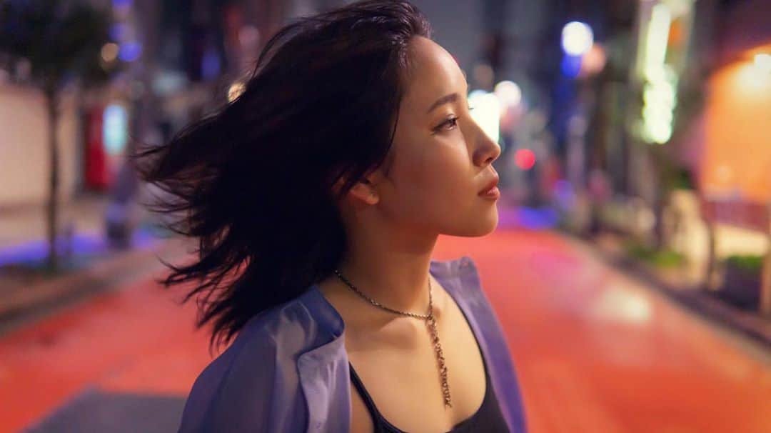 のインスタグラム：「秋ですねえ、お洋服たちの入替戦はスタートしてますか？私はじんわりはじまってます。 📷 秋最中に夏風を感じてる黄昏ショット載せておきます、トシキが撮ってくれたこの写真す〜き〜 ( @xtoshikix ) 、 ネックレスは友達のハンドメイド  #asakusa #autumn #fashion #hair #浅草」