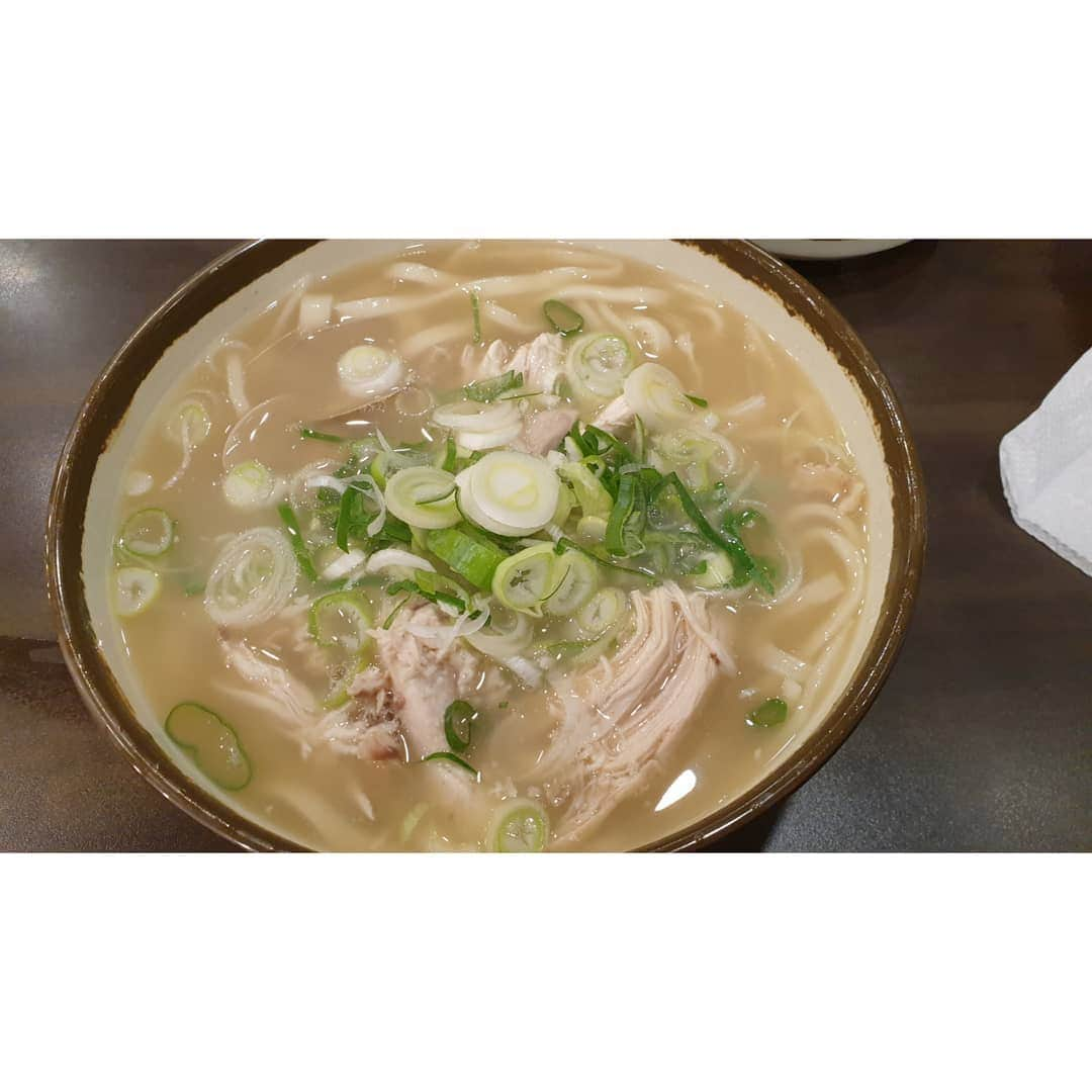 ソン・ウンソさんのインスタグラム写真 - (ソン・ウンソInstagram)「♡닭칼국수♡ 마스크쓴애옆에 마스크쓴애_  #쌀쌀한날#뜨끈한칼국수#맛집#촬영때도가는맛집#닭칼국수」10月12日 23時23分 - soneunseo85