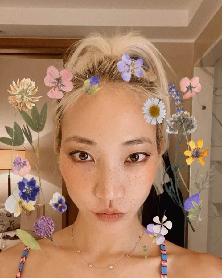 パク ・スジュのインスタグラム：「Can I have flowers floating around my face w this glowup filter 247 plz thanks」