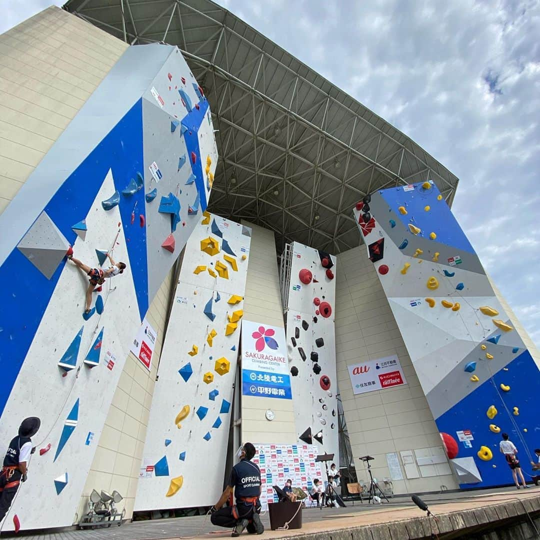 平山ユージさんのインスタグラム写真 - (平山ユージInstagram)「Lead youth Japanese championships 2020.  Great Wall, great routes all goes great with Covid-19😎  I think to watch this comp it makes me clear that great future of our climbing scene✨✨✨  リードユース日本選手権、素晴らしい壁のに素晴らしいルート、すべてはこのコロナ禍の中でも素晴らしい大会でした。そんな大会を観てクライミングには素晴らしい未来が開けていると思いました。  #brightness #inclimbing #localgovernment #localcommunity #南砺市 #北陸電工 #平野電業　#jmsca  @sakuragaike  @bluepillclimbing  @squadraholds  @grizzlyholds  @basecamp.import」10月12日 23時35分 - yuji_hirayama_stonerider