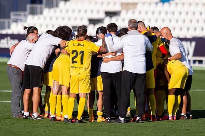 アントニオ・ルナのインスタグラム：「Muy feliz por los tres puntos y por el trabajo y compromiso de todos. La clave ... EQUIPO 💪🏻🔴⚪️ @gironafc」