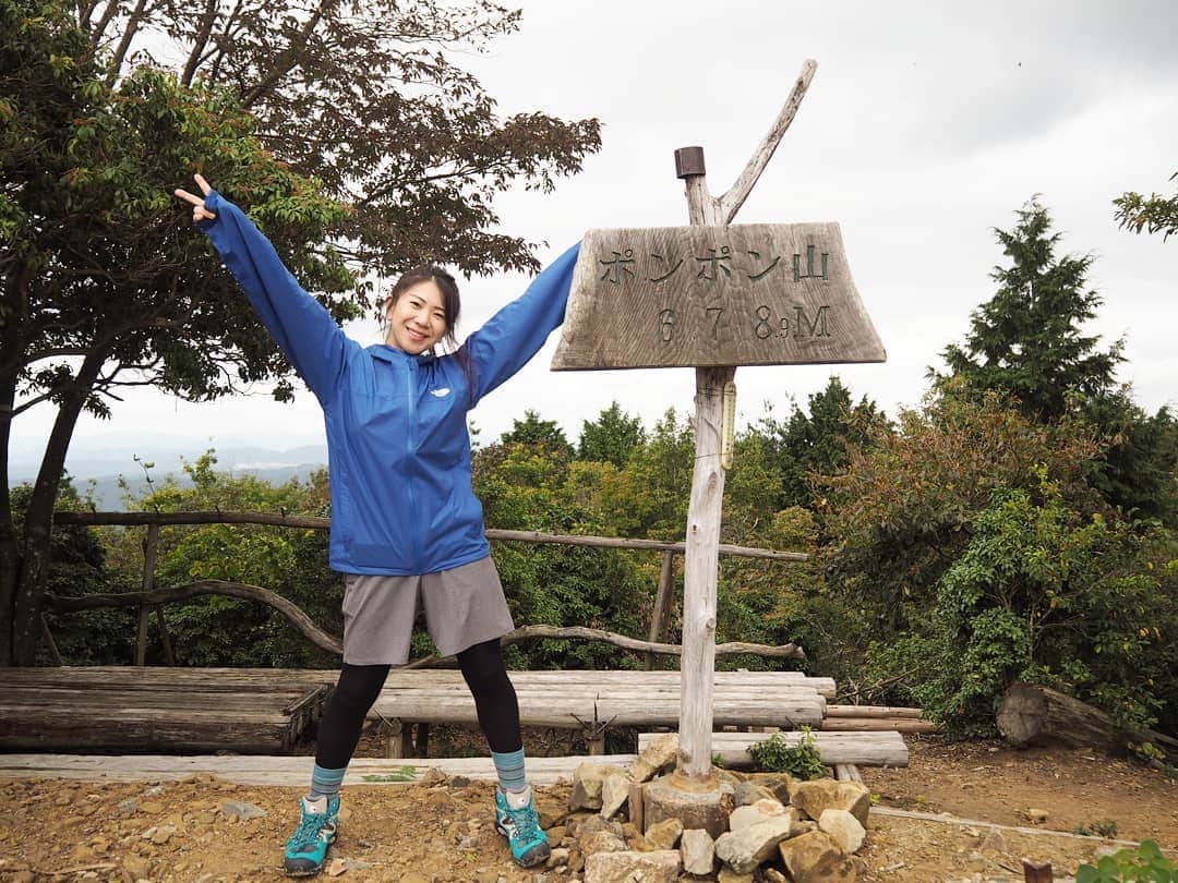 のインスタグラム：「オニュー💚登山靴です(*^^*)⭐  大切にします✨！！！  「ポンポン山」 なんて可愛い名前なんでしょう😍！！！  足音が"ポンポン"と鳴ることから、そんな名前がついたそうです。  ちなみに  新喜劇の 小寺真理ちゃんと 鮫島幸恵ちゃんの出身地、  大阪府高槻市にある 山ですよ～♪  初心者でも登りやすいので 是非、この秋いかがでしょう～😉🍁☆🗻✨  #吉本新喜劇 #よしもと新喜劇 #新喜劇  #服部ひで子  #登山靴」