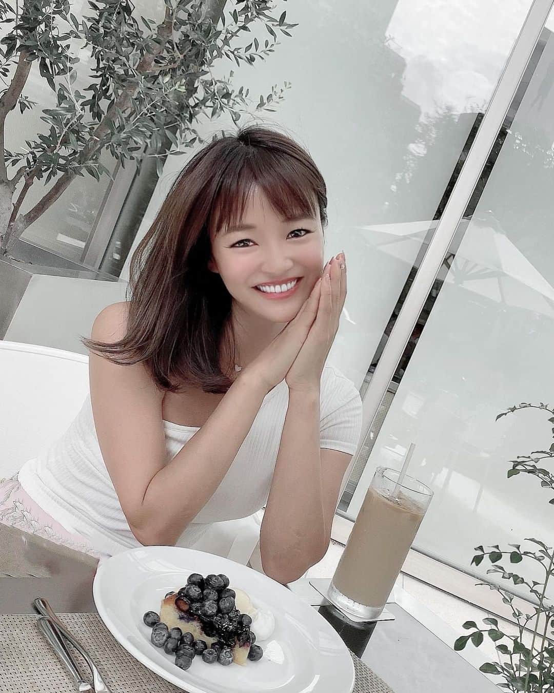 紺谷みえこのインスタグラム：「脱毛で通っている　@eternityginza  の フォトフェイシャルがオススメ。 脱毛もするところがなくなってしまったので♡ 今はフォトで通ってるよ おかえりなさい、お肌のハリと元気♡ #え。  @yuko.o423  さんthanks🧸🤍   #photo #fashion #ootd  #cordinate #o#instalike  #keepsmiling  #l4l #trip #japanese  #photographer  #beautiful  #sexy  #healthy  #likes  #healthy #instapic  #model  #beautiful  #beach #미인들  #脱毛　#美容サロン　#銀座　#美容オタク」