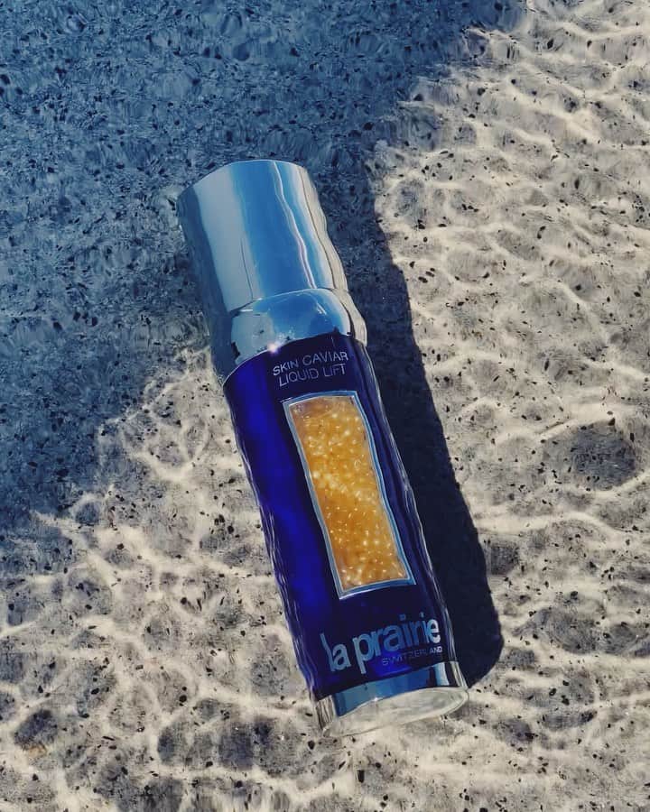 アリス・ガオのインスタグラム：「the ever iconic @laprairie skin caviar liquid lift - reimagined. here is a gravity-defying serum that provides an immediate lifting sensation and new life to the skin - truly a treat for a tired face. #ad #skincaviar」