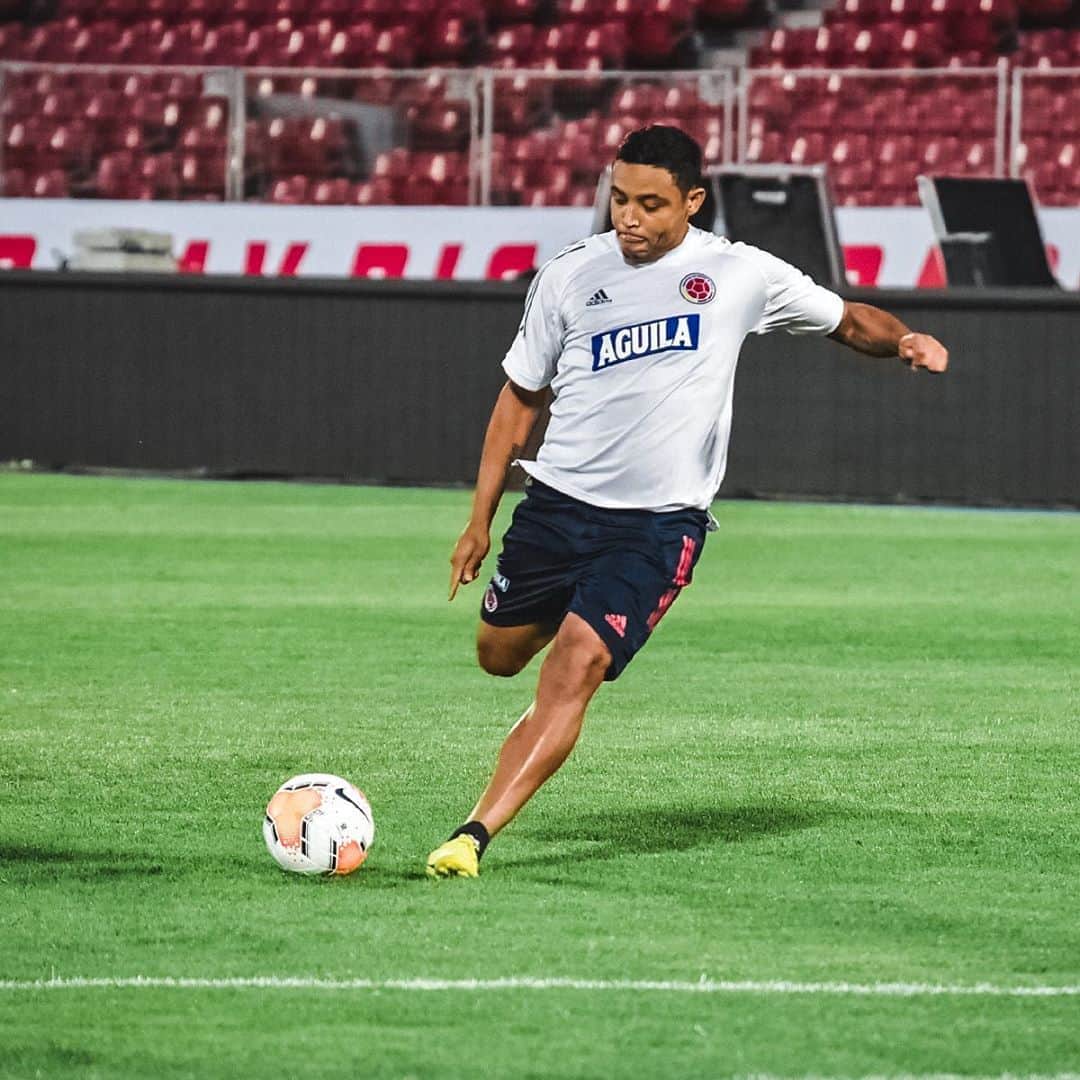 サッカー コロンビア代表チームのインスタグラム：「📸 Con toda para mañana 💪⚽  @luisfmuriel9  @kmilov12  @cuadrado  @jamesrodriguez10   #VamosColombia 🇨🇴」