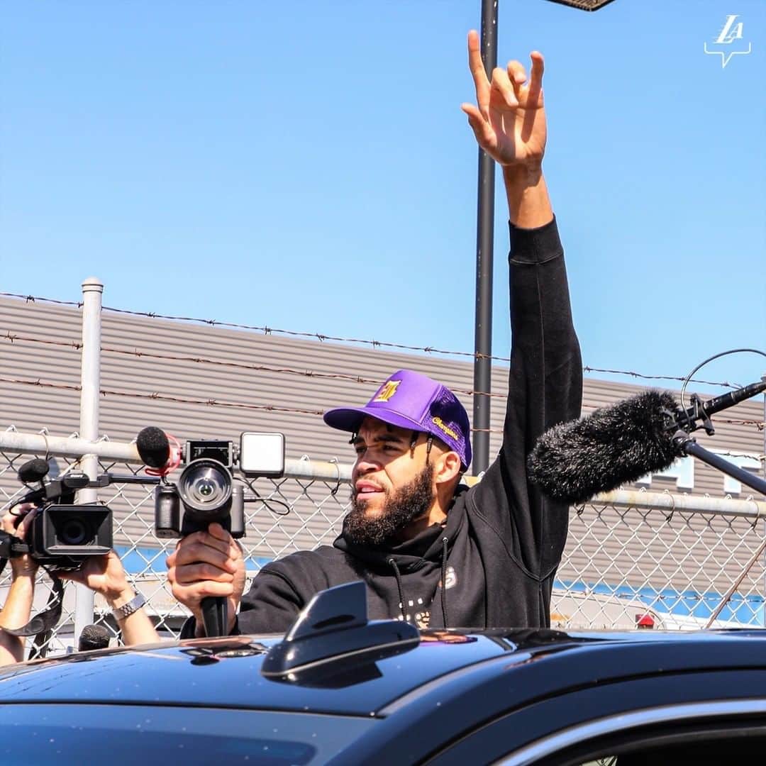Los Angeles Lakersさんのインスタグラム写真 - (Los Angeles LakersInstagram)「Los Angeles, your champions have returned 🏆」10月13日 8時56分 - lakers