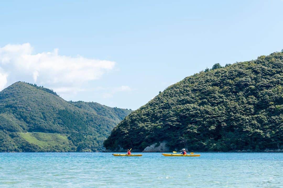 近藤しづかさんのインスタグラム写真 - (近藤しづかInstagram)「🚣‍♂️ 🚣‍♀️  Day 2 started with sea kayaking!  景色も気候も 最高〜♪  撮影なのにずっと癒されてます。  かわいいコたちが 手を振って 見送ってくれた♡  #nishinoshima #japan #seakayaking  #シーカヤック　#海 #yogawear #lululemon  #🐠　#🚣‍♀️  #自然はいいなぁ  #西の島　#島根県」10月13日 8時58分 - shizuka_kondo