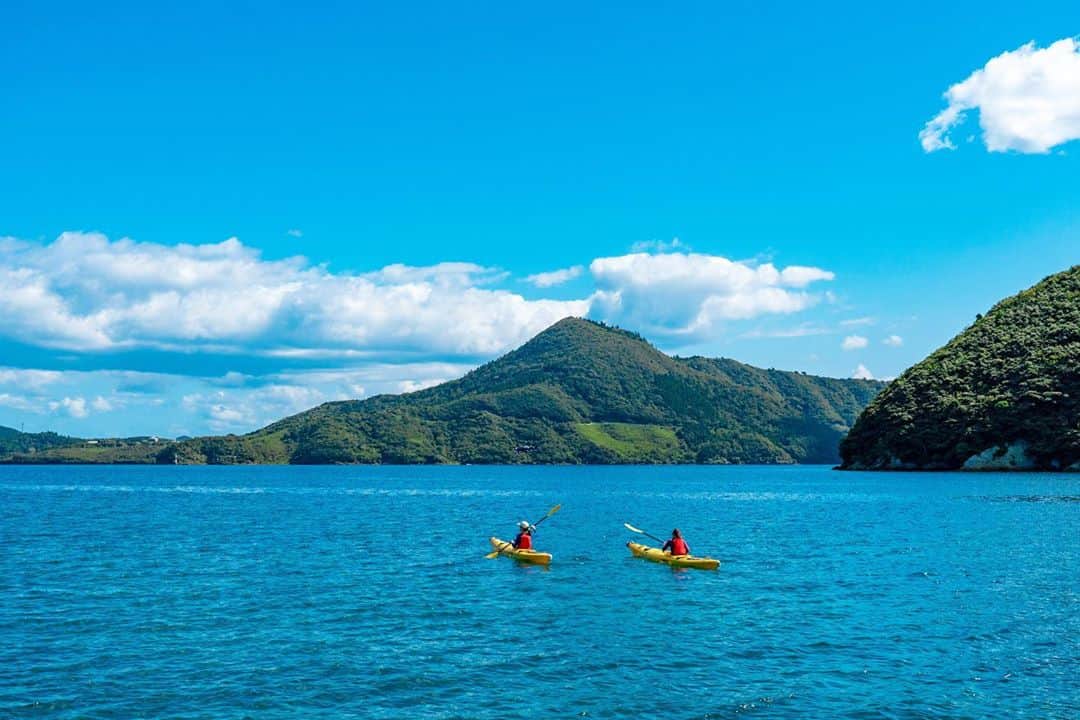 近藤しづかさんのインスタグラム写真 - (近藤しづかInstagram)「🚣‍♂️ 🚣‍♀️  Day 2 started with sea kayaking!  景色も気候も 最高〜♪  撮影なのにずっと癒されてます。  かわいいコたちが 手を振って 見送ってくれた♡  #nishinoshima #japan #seakayaking  #シーカヤック　#海 #yogawear #lululemon  #🐠　#🚣‍♀️  #自然はいいなぁ  #西の島　#島根県」10月13日 8時58分 - shizuka_kondo