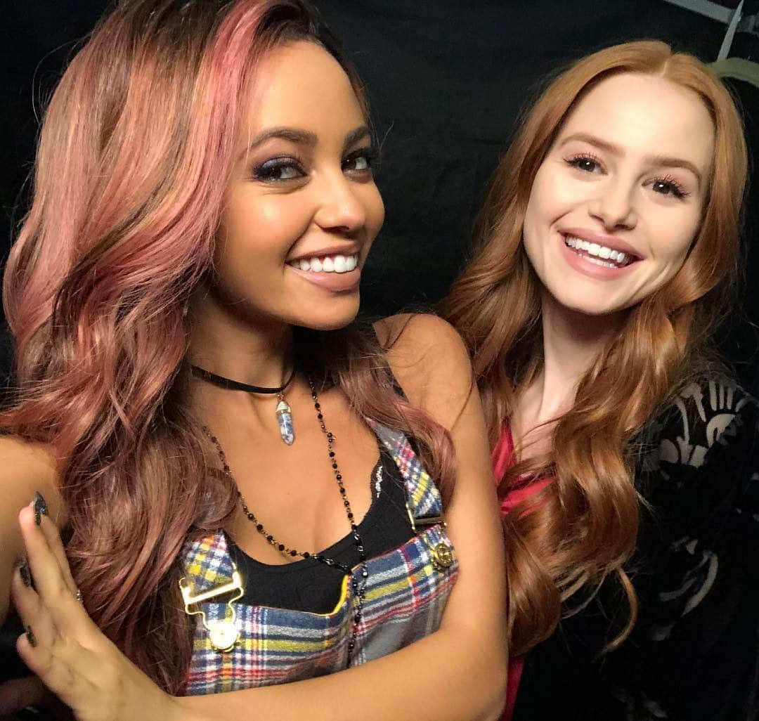 Teen Vogueさんのインスタグラム写真 - (Teen VogueInstagram)「#Riverdale actor @vanessamorgan is back on set as her character Toni Topaz, but things are a little different this time around 🤰🏽At the link in bio, Vanessa opens up about the experience of working while pregnant.」10月13日 9時01分 - teenvogue