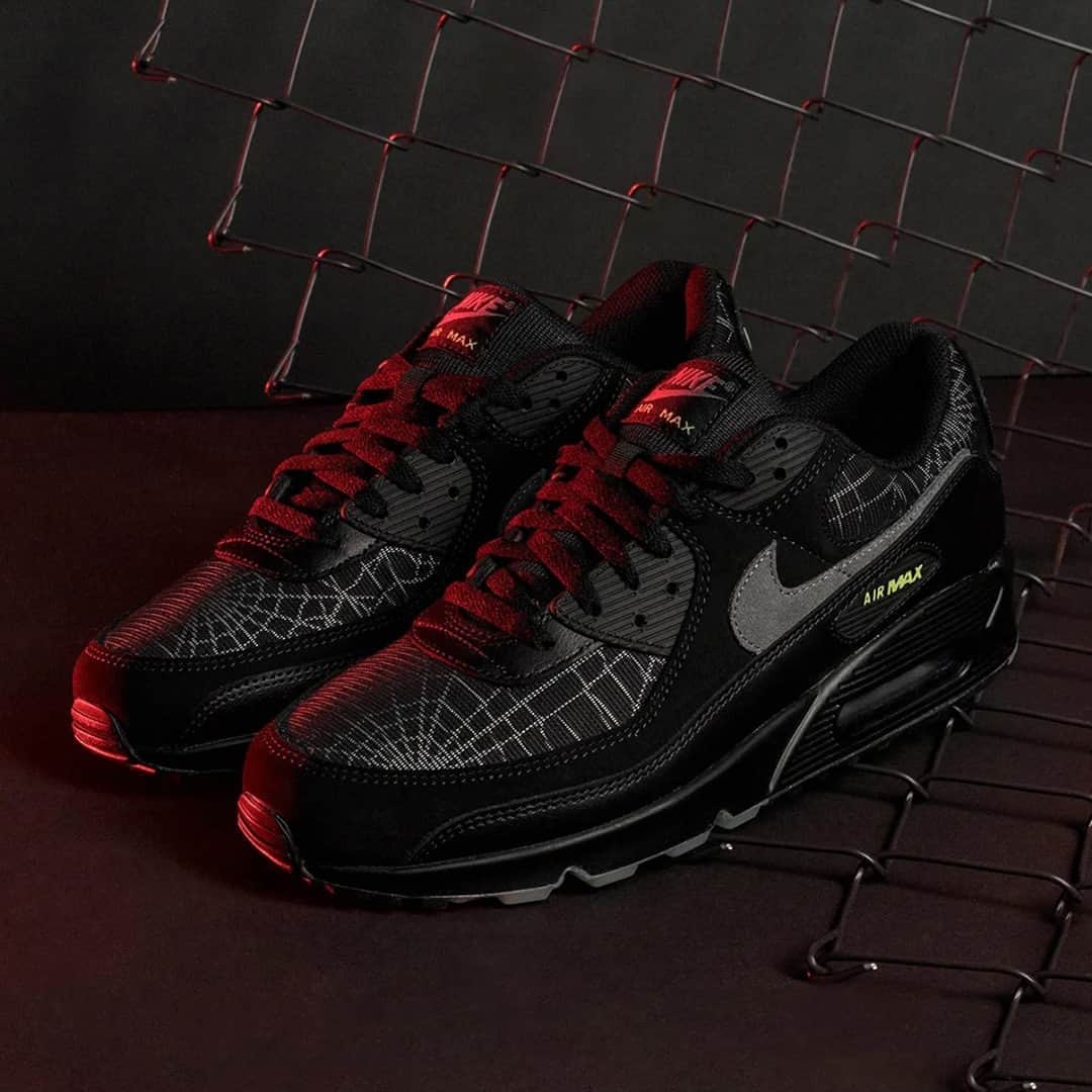 Sneaker Newsさんのインスタグラム写真 - (Sneaker NewsInstagram)「As we approach October's most festive holiday, Nike is ready deliver a spooky Air Max 90 covered in cobwebs. For details on where to buy this release, hit the link in our bio.」10月13日 9時02分 - sneakernews