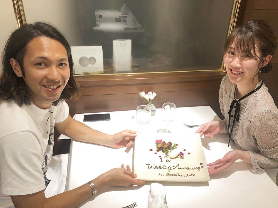 西木恵美里のインスタグラム：「10/11結婚記念日でした💓 毎日ふざけ合ってますが、なによりも健康で2人過ごせていることに感謝です。  私からはアイシングクッキーとフォトブックを。 夫からはブレスレットを貰いました✨ 今まではゴールドを選びがちだったのですが、結婚して指輪をつけるようになったので、そのシルバーに合わせて。新鮮！  これからもよろしくお願いします😌」