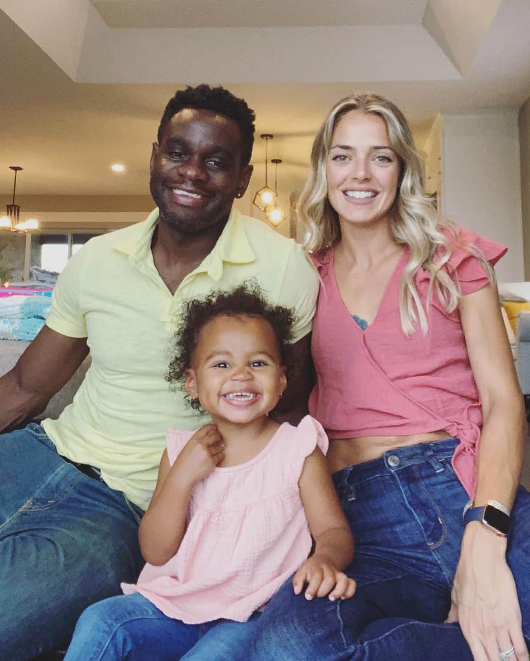 メリッサ・ビショップのインスタグラム：「We are extra thankful this year. For our families, our health, and each other. We miss everyone and our traditions; silver lining is we’re getting to make our own traditions with our own family and I’m feeling it. ⠀⠀⠀⠀⠀⠀⠀⠀⠀⠀⠀⠀ #thankful #family #thenriagus」