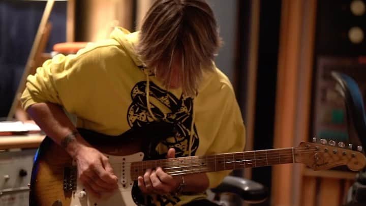 キース・アーバンのインスタグラム：「The #OneTooMany solo, brought to you by a 1955 Fender Strat 🎸」