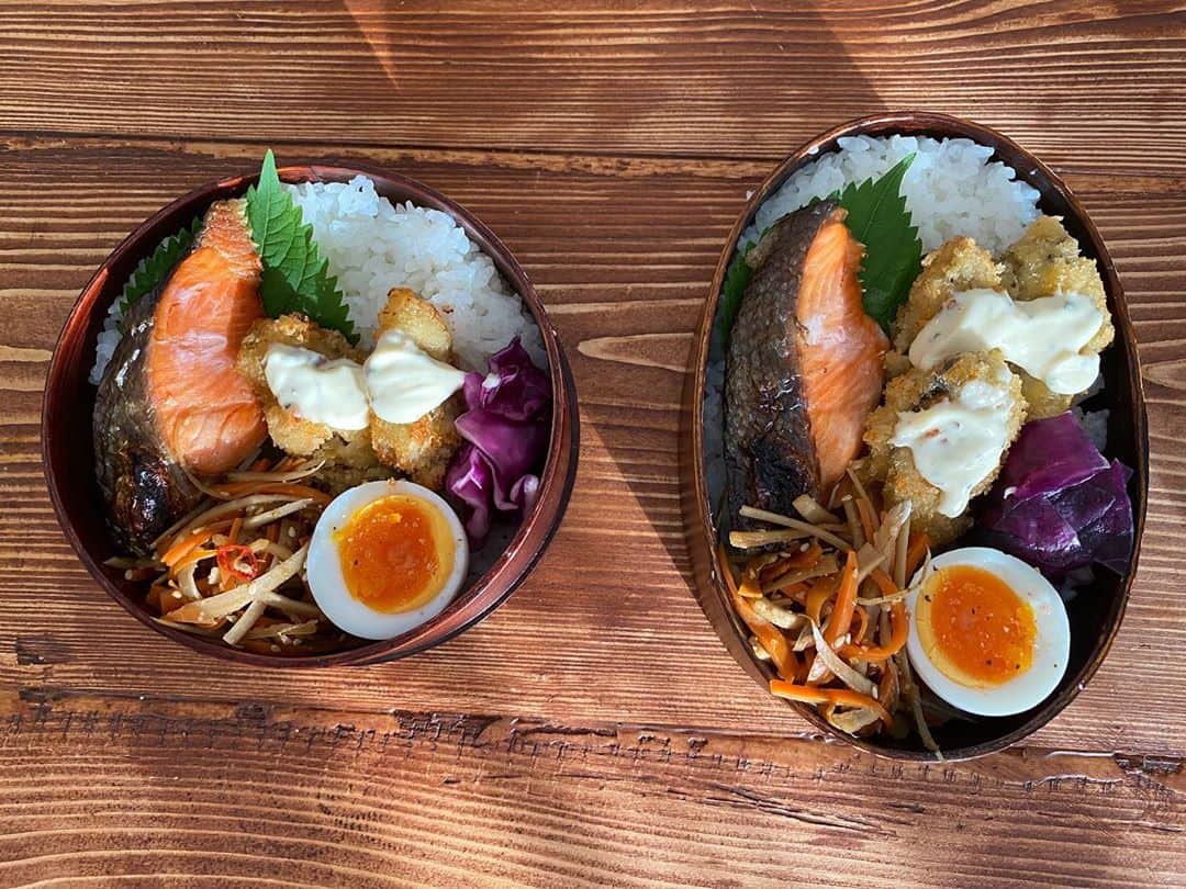 国枝洋子のインスタグラム：「今日のお弁当。  いつもいろんな種類のお弁当を作ってみたりするけど やっぱり食べてて1番しっくりくるのは鮭。  子供の頃はお弁当に鮭ばっかりで嫌だった記憶しかないのに 今はその懐かしさも含めてどんどん好きになっていく。  そしてじゅんなちゃんも 「鮭イヤイヤ期」突入しました🐟笑  #お弁当」