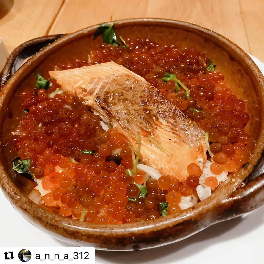 のインスタグラム：「#Repost @a_n_n_a_312 with @make_repost ・・・ 🍲🍄‪ \♡︎/︎ ・ お世話になっている カメラマンさんたちと同業種交流会🍻 …という名の楽しい楽しい きのこ鍋を囲む会🍲😆🎶 ・ きのこ🍄はもちろん とっても美味しかったけれど 季節の土鍋ごはん🍚に最初から みんな釘付けで この溢れんばかりのいくらと デデーンとした存在感の鮭に 一同ノックアウトでした😍💕 ・ お食事はどれも大変美味しく 可愛いカフェのような店内で 話すことは尽きず、 本当に熱く語ることが多くて めちゃくちゃ楽しい時間でした☺✨ ・ 職業あるある、とか共感の嵐だし ロケ弁論争🍱をしたり メニュー表の見方にも職業病が出たり やっぱり同業種の方々との語りは 勉強にもなるし刺激も受けて 日々の活力になりますね⸜(◍ ´꒳` ◍)⸝♫ ・ これから、きのこ🍄もお鍋も 美味しい季節になりますので またこちらのお店には伺いたいです🥰🍄 ・ ・ ・ #土鍋ごはん #きのこ鍋 #土鍋 #鍋 #🍲  #鮭いくら #きのこ #🍄 #きのこ好き  #秋の味覚 #食欲の秋  #恵比寿グルメ #恵比寿 #森の机  #おしゃれなお店 #美味しいお店 #恵比寿ごはん  #同業種交流会 #カメラマン #フォトグラファー  #スタイリスト  #止まらない #お仕事トーク #職業あるある  #東京グルメ #食べ歩き #食べスタグラム  #美味しいもの大好き #食べるの好きな人と繋がりたい」