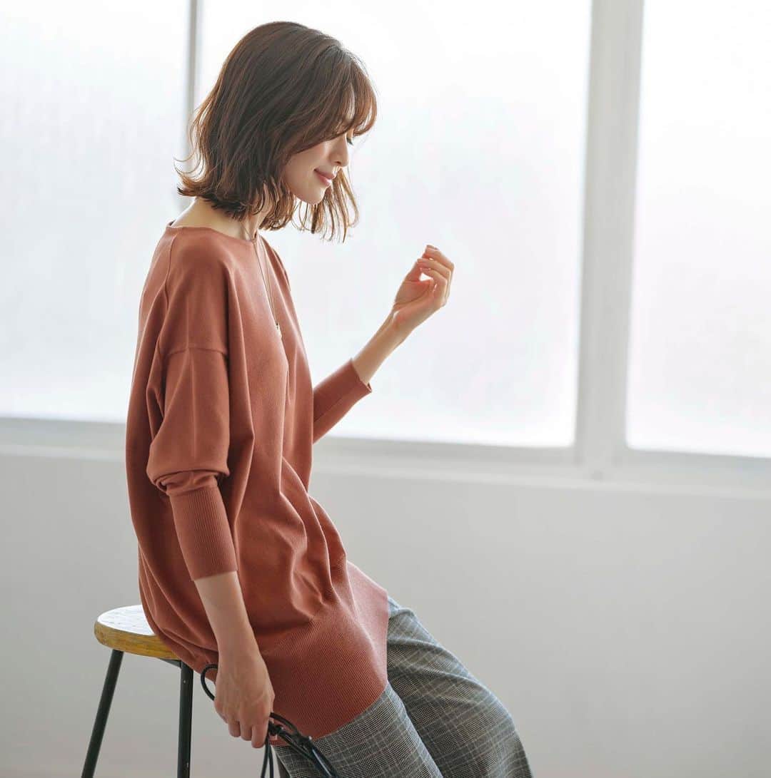 cdec_official Aesthetic Senseのインスタグラム：「. 2020冬【RUNA】公開中 . 落ち感のあるロングニット丈で、体型カバーと女性らしさを両得。ドロップショルダーとリラックス感のある程良いゆとりで旬のシルエットに！ . .  #クードシャンス #2020秋冬 #WINTER #冬コーデ  #WINTERFASHON #トレンド #華やかコーデ　#カジュアルコーデ  #細見え #着回しコーデ  #着回し #大人カジュアル #休日コーデ #ファッション  #大人コーデ  #大人コーディネート #今日のコーデ #今日のコーディネート #お洒落さんと繋がりたい #お洒落さんとつながりたい #ファッション好きな人と繋がりたい #大人女子 #大人女子コーデ #リモートワーク#おしゃれコーデ#リラックスコーデ #ニットコーデ」