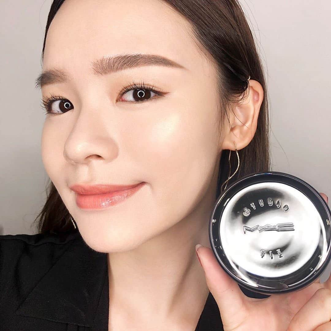 M·A·C Cosmetics Hong Kongさんのインスタグラム写真 - (M·A·C Cosmetics Hong KongInstagram)「🍂秋冬絲絨保濕肌，一拍即有！ 初秋底妝必備#霧鏡氣墊，皮膚好似飲咗8杯水咁水嫩彈潤，妝感服貼！ 透薄無重高遮瑕，好似自帶柔焦濾鏡咁絲滑零瑕💫 襯埋秋冬毛絨服飾，咁就Perfect match啦！  Product mentioned: Studio Fix Complete Coverage Cushion Compact 無暇霧鏡氣墊粉底 SPF 50/PA++++ - HK$340 #飲水底妝 #霧鏡氣墊 #零破綻完美肌 #MACHongKong  Regram from @abb_artist  Show off your flawless, hydrated skin now! 🍂 The Fall-must-have Studio Fix Complete Coverage Cushion Compact never cracks and turns cakey even in dry season! Designed to diffuse lines and imperfections and give you a blemish-free look while feel weightless and hydrated like second skin💫 The velvet matte finish is perfect match with your FW outfits!」10月13日 9時38分 - maccosmeticshk