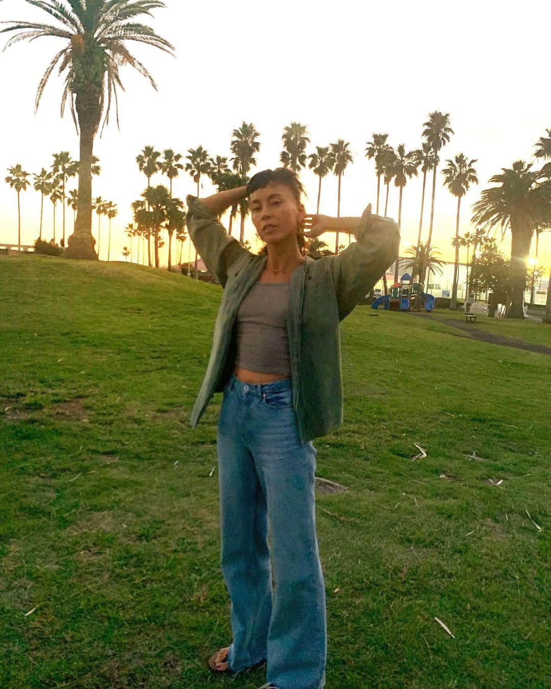 渋木さやかのインスタグラム：「このZaraの長袖トップス お腹出ちゃうけど ヨガにも着れて好きです。 ⠀ Tops @zara  Shirts @madisonblue_official  Denim @vicente__official × @honey_magazine   @まだビーサンいける  ⠀ #ヨガファッション #fashion#一生カジュアル#カーキシャツ #アラフォーコーデ ←こんなタグあるんだ」