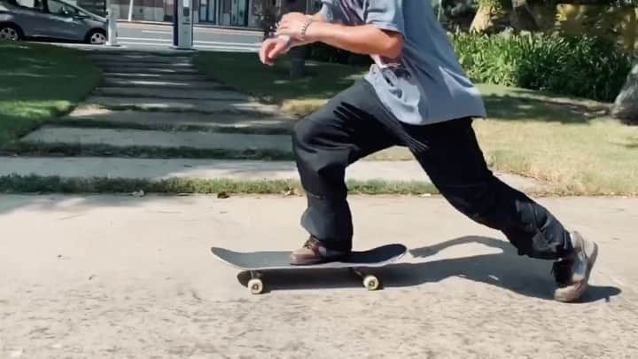 セオフィラス・ロンドンのインスタグラム：「Music and skateboarding is aesthetically pleasing as is Pizza and orange soda. Soundtrack by Bebey Glazerr x NARCOWAVE . Via @juicerdrgz 🦓」