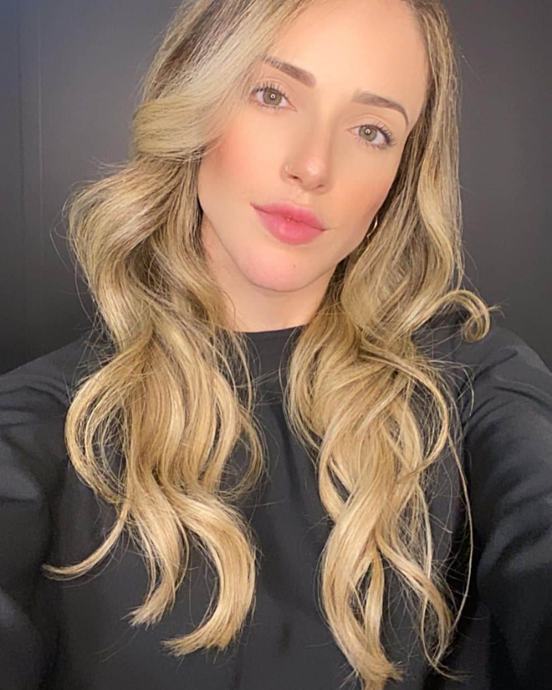 ナターリア・ガウジオのインスタグラム：「Sem palavras pra descrever o tanto que eu ameeeei o resultado da minha harmonização com o @drarthurgasperazzo!! Incrível como os detalhes fazem toda diferença... E que é possível sim, harmonizar com delicadeza, realçando o que já temos de bonito!! Muito obrigadaaaa @drarthurgasperazzo pelo trabalho impecável, superou todas minhas expectativas!! Corram no Instagram dele pra ver o antes e depois!! 🙏🏻😍✨💁🏼‍♀️🔝❤️ #inlove #harmonizacao #newme #happiness #transformation #aestheticprocedures #institutogasperazzo #clinicaicap」